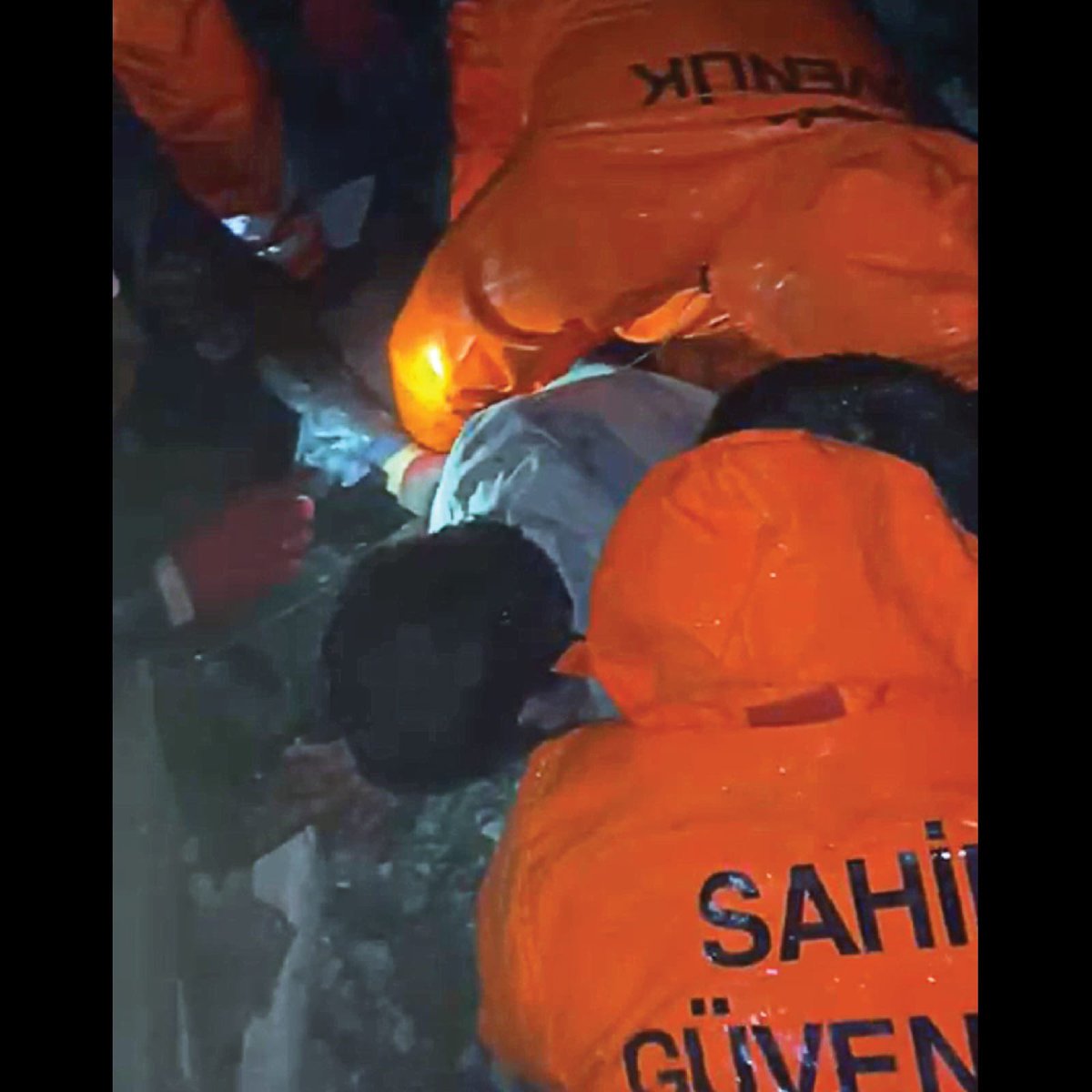 sahilguvkom's tweet photo. Arama Kurtarma faaliyetlerine destek olmak üzere Ege, Akdeniz ve Karadeniz Bölgelerinden 18 ekip, 302 personel, 1 Sahil Güvenlik Korveti, 2 helikopter Hatay ve İskenderun bölgelerine görevlendirilmiştir. https://t.co/uc2LGNuojN