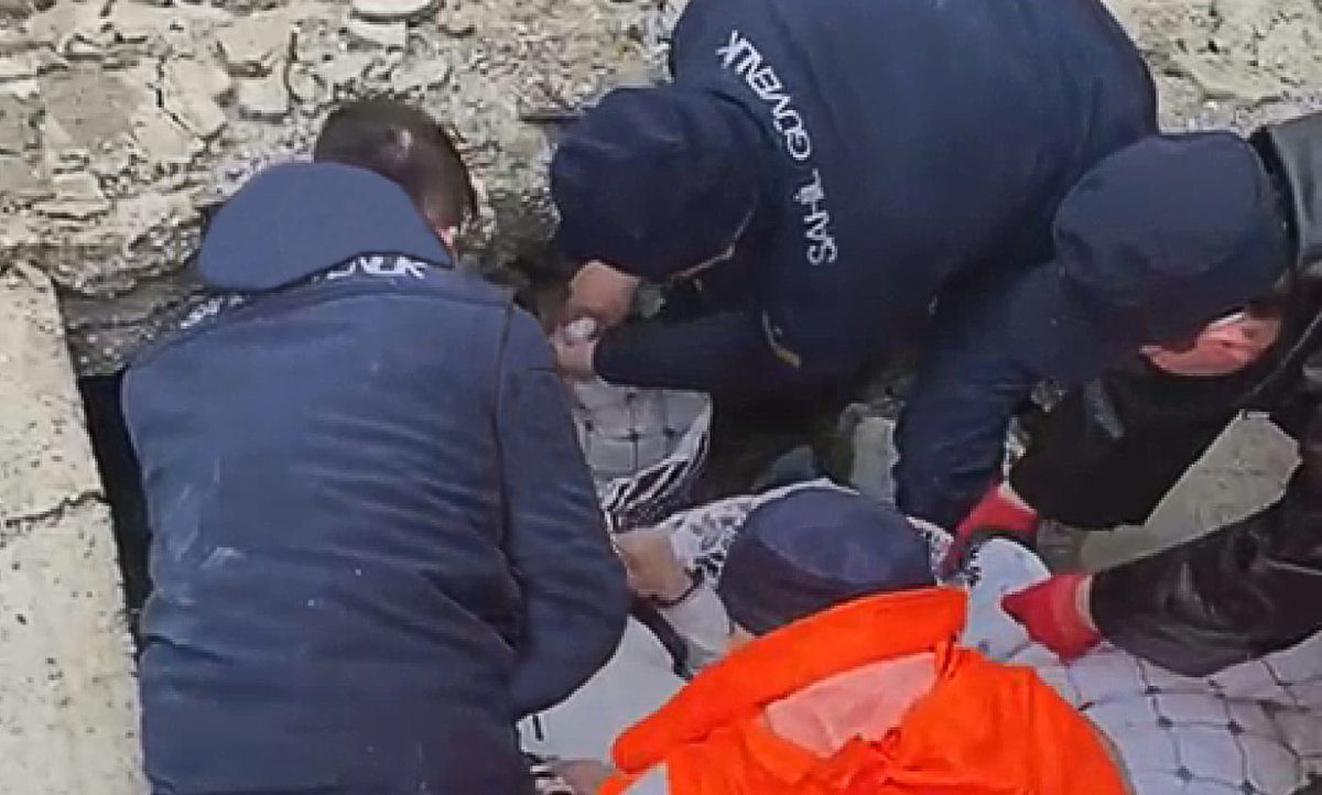 sahilguvkom's tweet photo. Arama Kurtarma faaliyetlerine destek olmak üzere Ege, Akdeniz ve Karadeniz Bölgelerinden 18 ekip, 302 personel, 1 Sahil Güvenlik Korveti, 2 helikopter Hatay ve İskenderun bölgelerine görevlendirilmiştir. https://t.co/uc2LGNuojN
