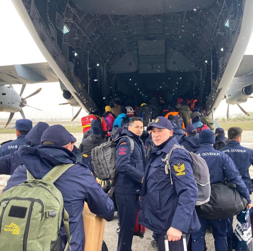 sahilguvkom's tweet photo. Arama Kurtarma faaliyetlerine destek olmak üzere Ege, Akdeniz ve Karadeniz Bölgelerinden 18 ekip, 302 personel, 1 Sahil Güvenlik Korveti, 2 helikopter Hatay ve İskenderun bölgelerine görevlendirilmiştir. https://t.co/uc2LGNuojN