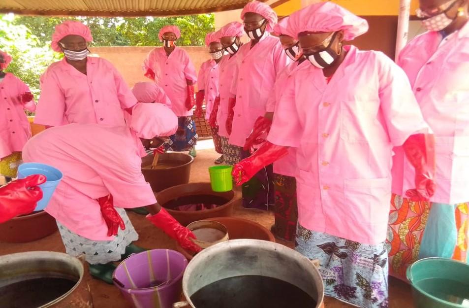 PrecaProjet's tweet image. Intervenant aussi dans la promotion de l&apos;agro industrie par le secteur privé, le PReCA a financé en 2022, 418 #Microprojets à hauteur de 1 236 150 545 FCFA. Dans le #Kénédougou, l&apos;#Association_Déborah a bénéficié d&apos;un appui pour la Production de savon à base de beurre de #karité.