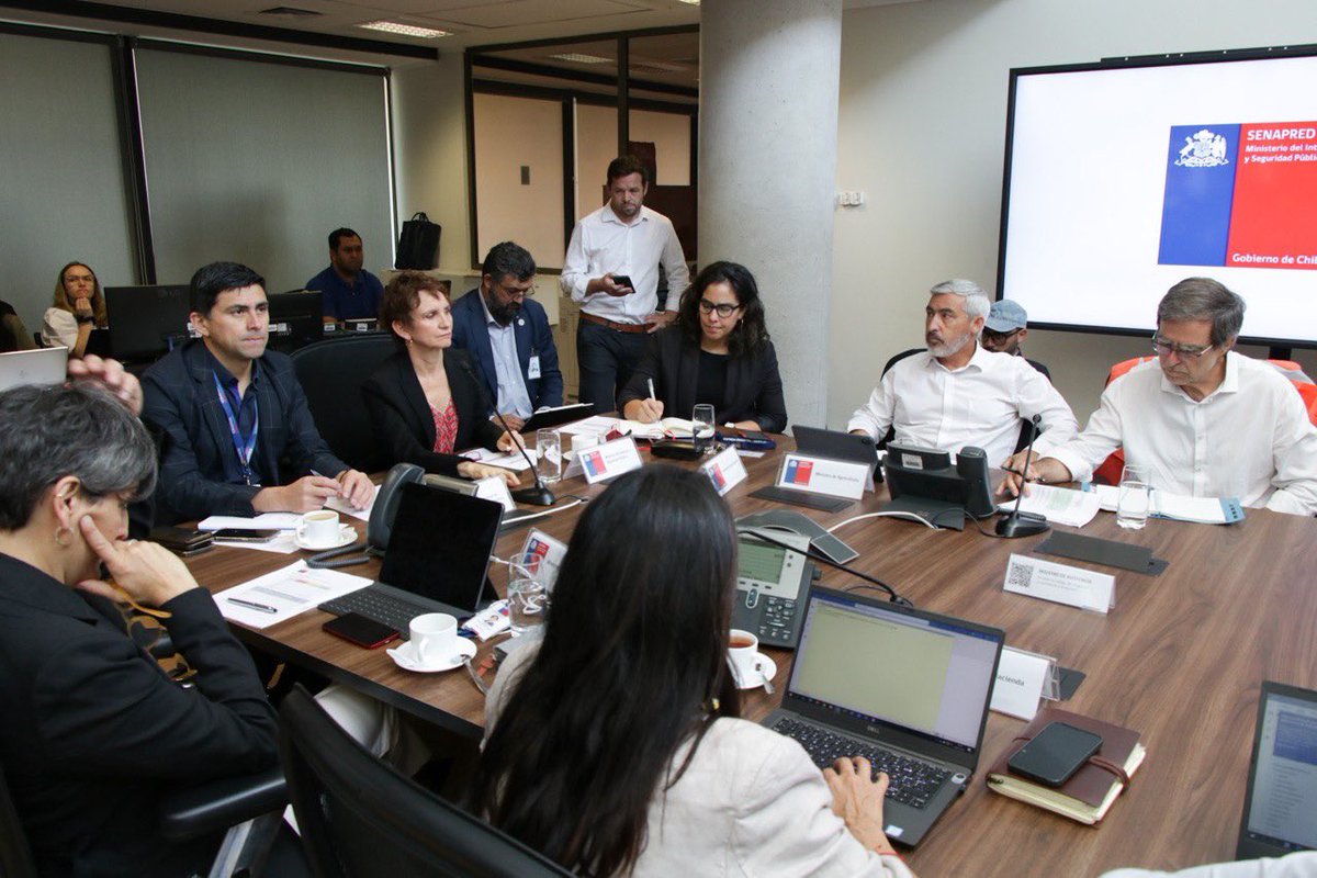 La ministra del <a href="/min_interior/">Ministerio del Interior</a>, <a href="/Carolina_Toha/">Carolina Tohá</a>, encabeza el 1er COGRID de hoy, en📍<a href="/Senapred/">SENAPRED</a> 
▶️Abordamos la llegada de nuevas brigadas a la zona afectada por los incendios forestales, la persecución a presuntos responsables de provocar los siniestros y el despliegue de ayuda.