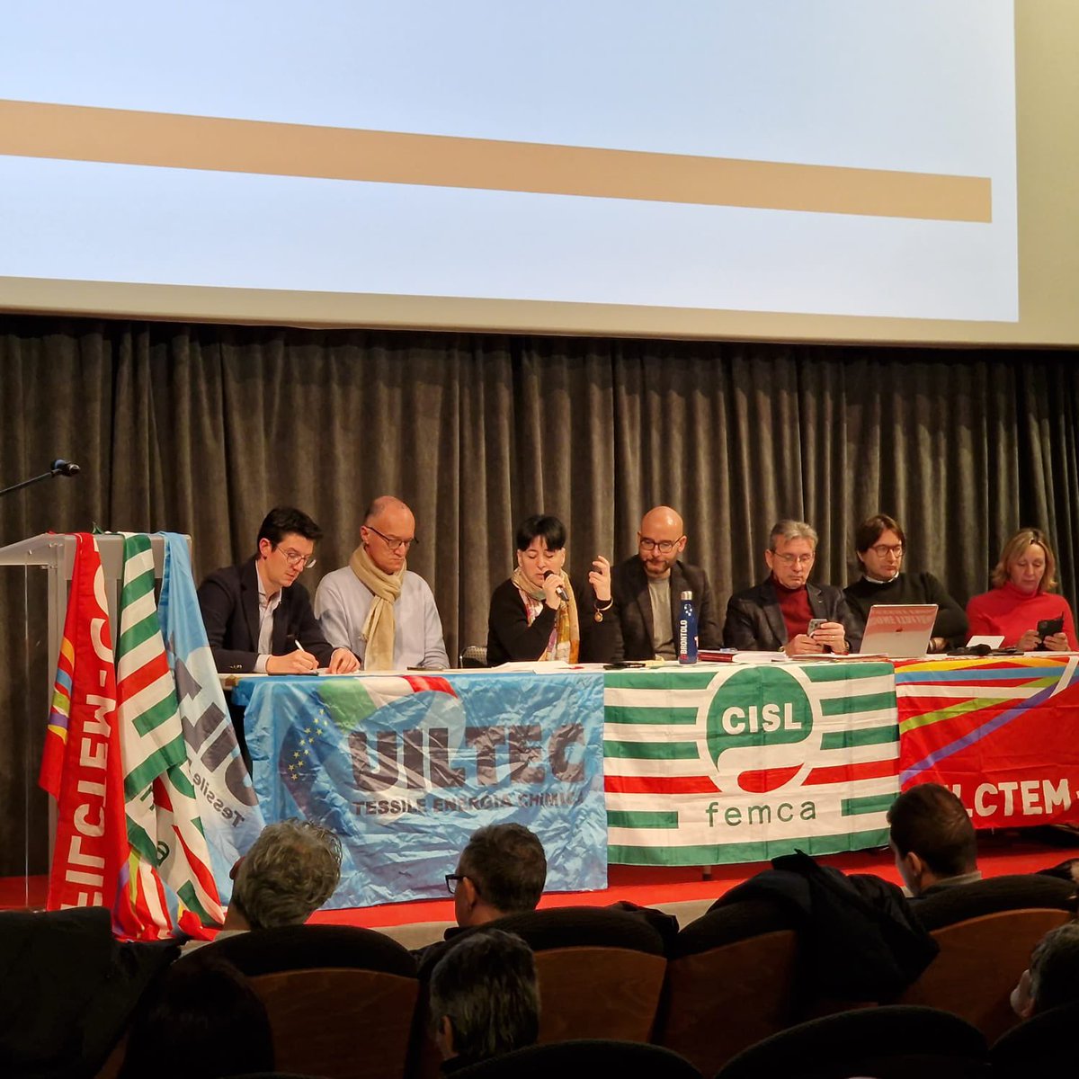 FemcaCISL's tweet photo. Oltre 300 delegati lombardi oggi a Milano alla presentazione dell’ipotesi d’accordo per il rinnovo del #ccnl Gomma Plastica. Dall’Attivo unitario Regionale ampia partecipazione al confronto con il Sn @zoli_lorenzo Zoli e @IvanoBrea. Ora la parola alle assemblee dei lavoratori. https://t.co/Pk0qxmX9F4