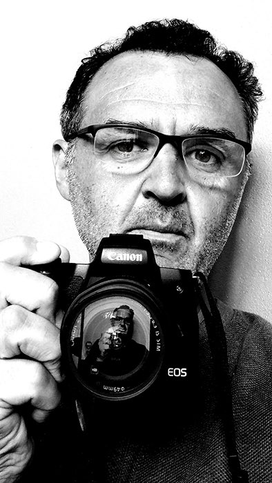 Des d'Humans of Sitges, amb aquest magnífic autoretrat, avui felicitem el nostre fotògraf Joan Valera pel seu aniversari. 
Moltíssimes felicitats, Joan!! 
Que passis un gran dia, abraçada dels teus companys 😁

<a href="/valerafoodphoto/">Joan Valera</a> #sitges #humansofsitges #garraf #retrats <a href="/annagrimau/">ANNA GRIMAU</a>