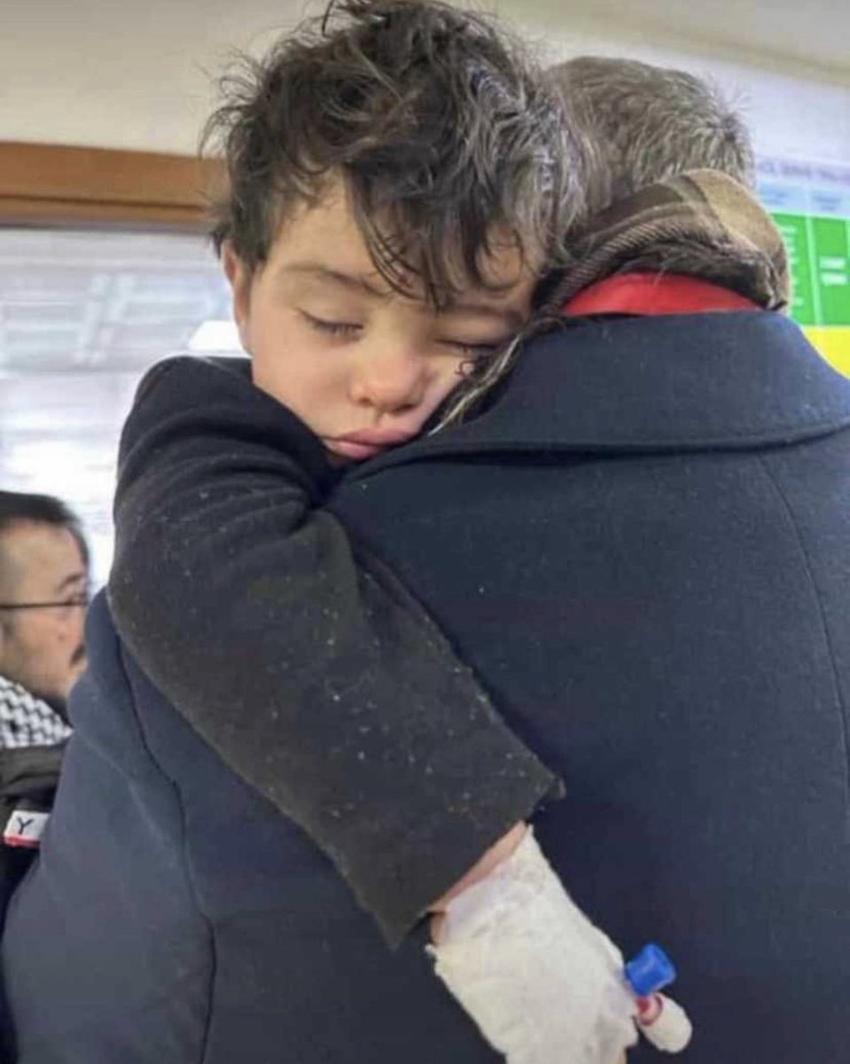 Bu minik Urfa Bahçelievler’de kaldırımda bulunmuş. Ailesi aranıyor. Çocuğu tanıyanlar Balıklıgöl Devlet Hastanesi’ne başvurabilir.