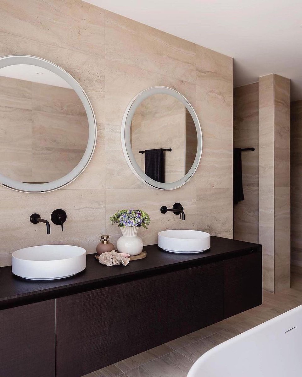 Moderno_Decor's tweet image. Inspiration:
Minimalist design looks amazing 🤎
What do you think about the fireplace? Tag someone who needs to see this house 👇
#home #decor #homedecor #interiordesign #design #house #designer #style #furniture #decoration #homedesign #photooftheday