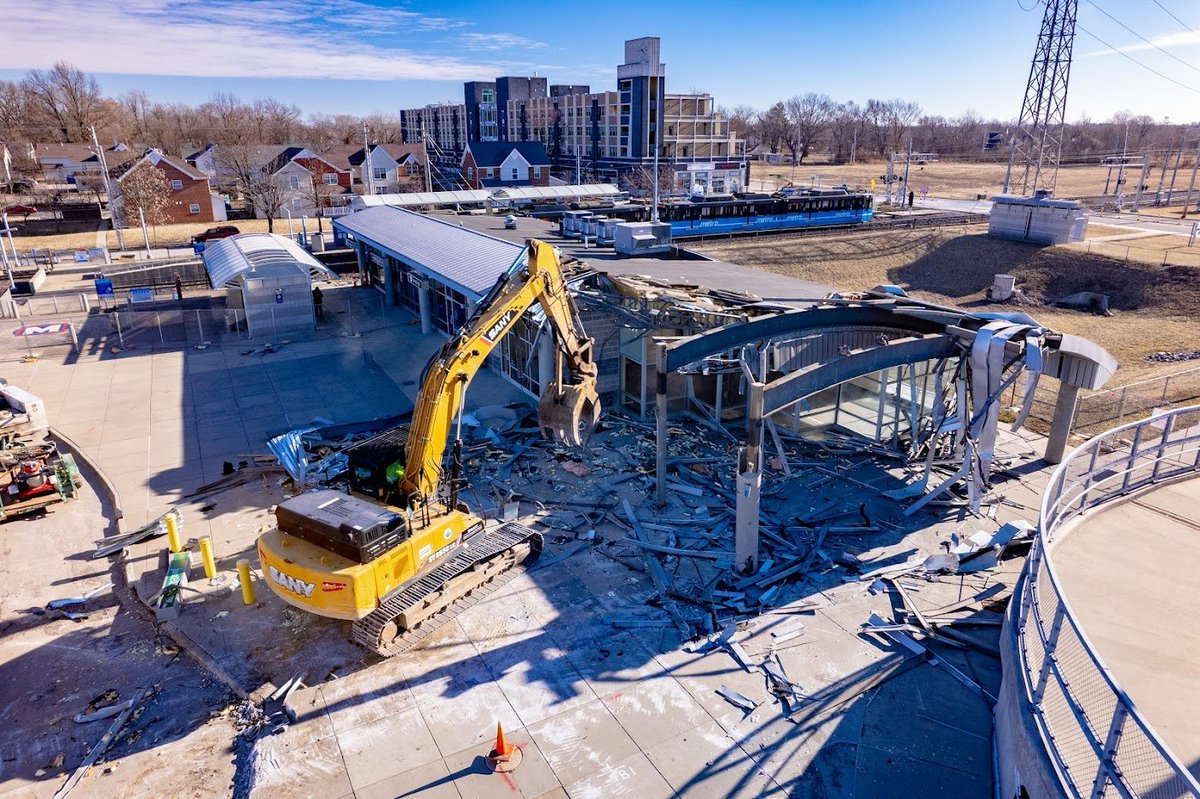 CMT_STL's tweet photo. Construction underway at the Emerson Park Station on the new Public Safety Center, a $13.5M investment bringing jobs and amenities to #Transit in East St. Louis #TRANSITatwork @scctransit @ChairmanKern https://t.co/HPKBK1y98M https://t.co/v9jJkmeCxa