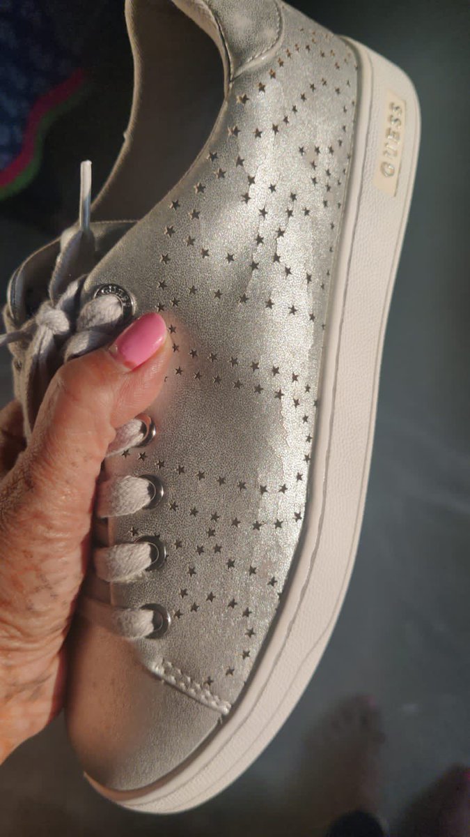 prekshasays's tweet photo. @myntra has the worst customer service. Ordered 2 pairs of GUESS shoes.Returned one which was defective. Went through hours of customer service trying to explain how the show was damaged &amp; hence I had to buy new shoes from a physical store. No help. Expected to just lose ₹10k. https://t.co/r6oDxtgjnV