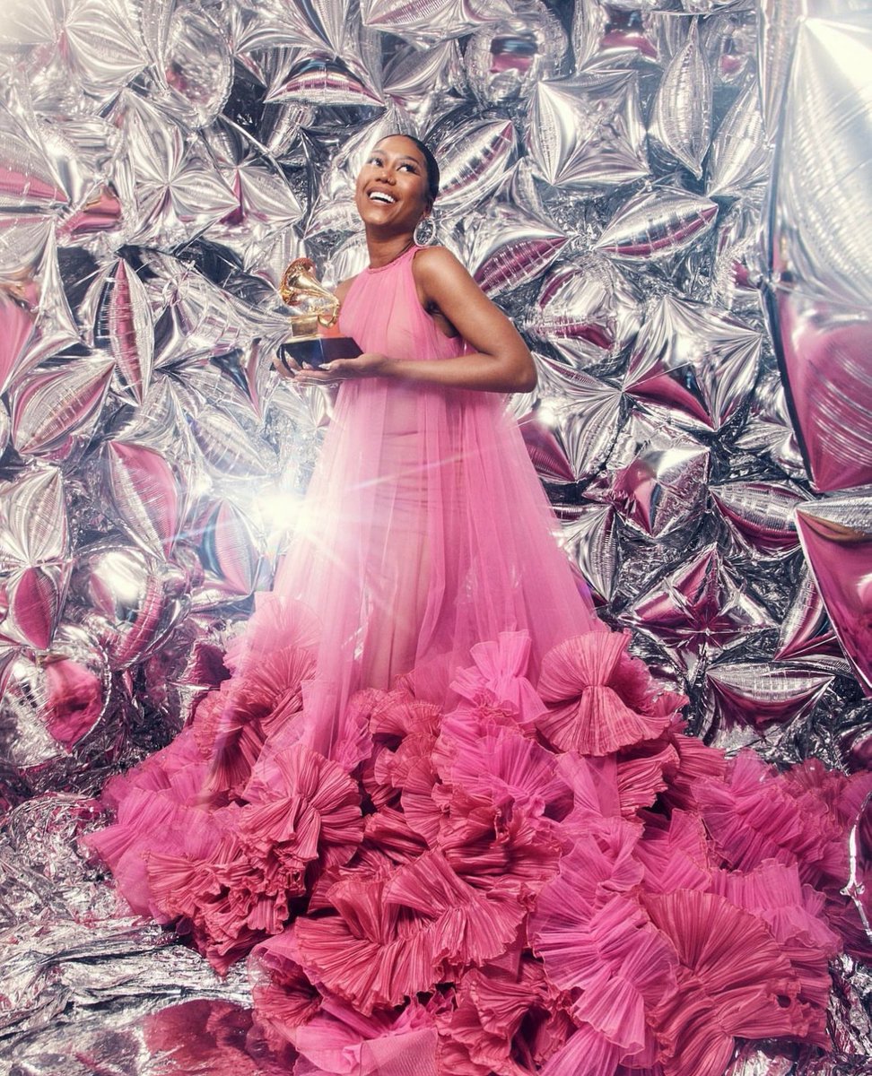 TONYWARDCOUTURE's tweet photo. Dazzling @munilong in a fuchsia ruffled dream with organza pleats to receive her award for best RNB performance winner at the Grammy Awards 2023.
Styled by #JasonRembert
#TonyWardCouture #MuniLong #WomenInWard #GRAMMYs #Grammys2023 https://t.co/UmtDkE6yjK