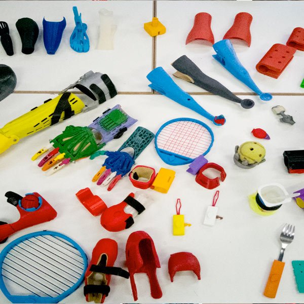 SMART_FACTORY_M's tweet photo. Nuevos talleres de prótesis de brazo impresa en #3D con gadgets intercambiables. Se trata de un taller de productos de apoyo basados en el modelo #SuperGiz, prótesis de brazo con #gadget intercambiables,en 3 sesiones en el Medialab Matadero Madrid. MÁS EN https://t.co/XmTEsTBzgQ https://t.co/ru9AGGx16s
