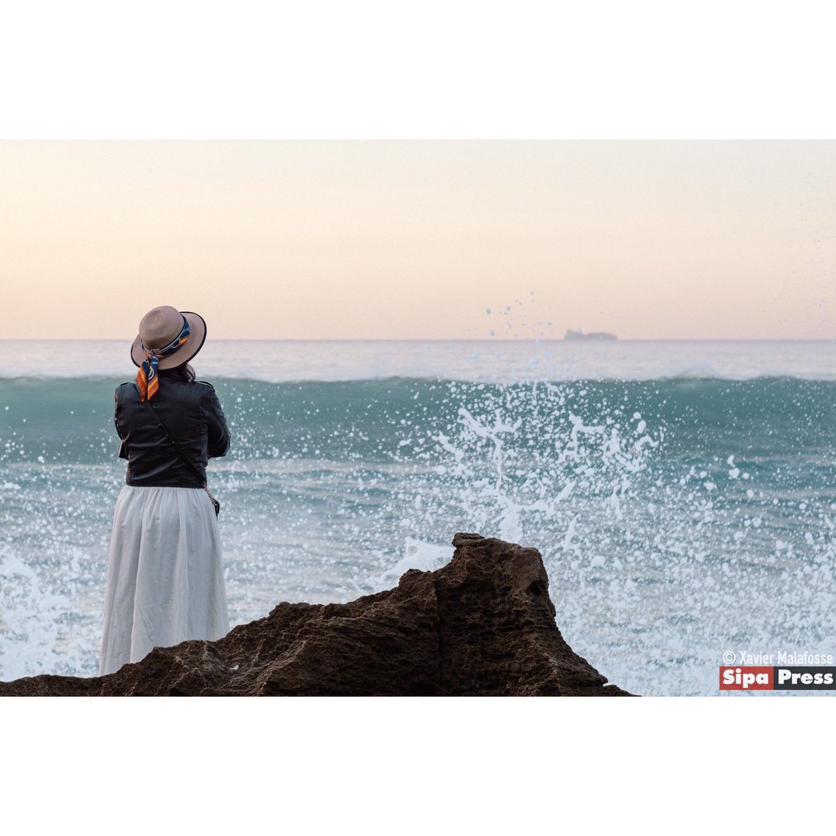 Xmalafosse's tweet photo. Janvier 2023 - Une femme à la pointe du Cap Spartel, qui marque la séparation entre l’océan Atlantique et l’entrée du détroit de Gibraltar, à l’ouest de Tanger.  #Maroc #Morocco #المغرب #Tanger #Tangier #طنجة #CapSpartel #CapeSpartel #سبارتيل https://t.co/Bmc33J1Uck
