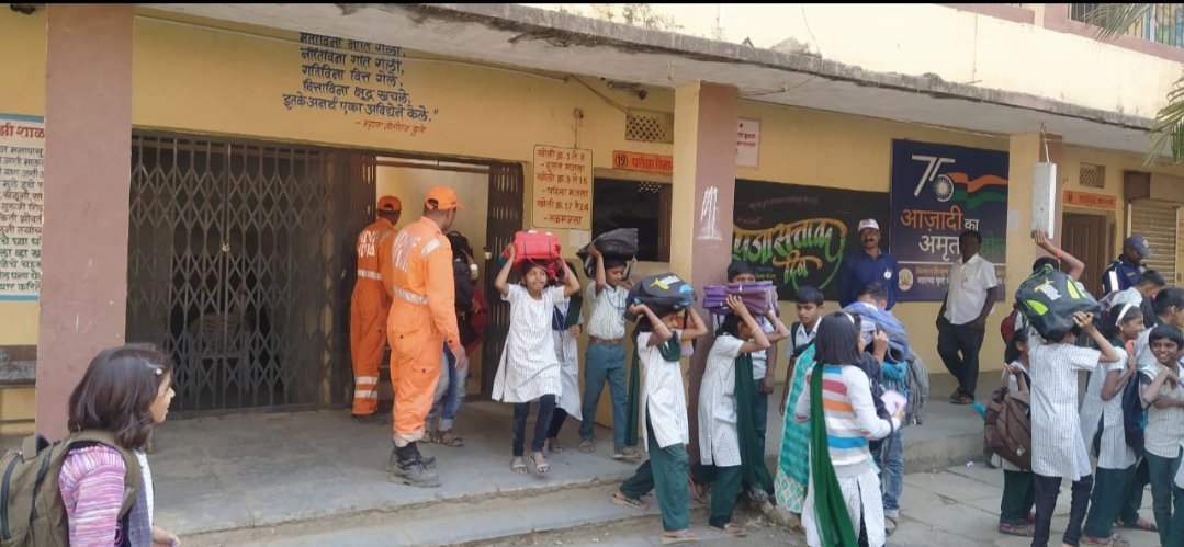 05NDRF's tweet photo. #amrit_mahotsav
#ndrf_India
5 NDRF team conducted #school_safety_program at Mahatma Phule Mahavidyalay Tehsil- Ahmedpur, Latur, Maharashtra. Program was attended by 847 students including the school staff. #DM_Kit was handed over to the school.
@ndmaindia @NDRFHQ @ANI @PIBMumbai https://t.co/CirwuUHfBH