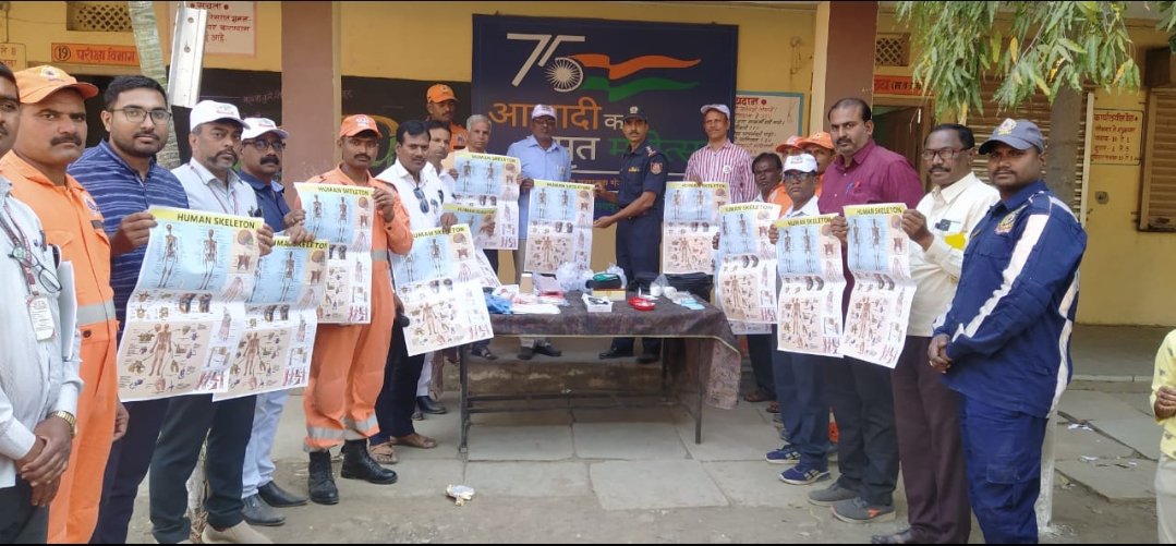 05NDRF's tweet photo. #amrit_mahotsav
#ndrf_India
5 NDRF team conducted #school_safety_program at Mahatma Phule Mahavidyalay Tehsil- Ahmedpur, Latur, Maharashtra. Program was attended by 847 students including the school staff. #DM_Kit was handed over to the school.
@ndmaindia @NDRFHQ @ANI @PIBMumbai https://t.co/CirwuUHfBH