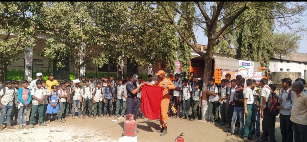 05NDRF's tweet photo. #amrit_mahotsav
#ndrf_India
5 NDRF team conducted #school_safety_program at Mahatma Phule Mahavidyalay Tehsil- Ahmedpur, Latur, Maharashtra. Program was attended by 847 students including the school staff. #DM_Kit was handed over to the school.
@ndmaindia @NDRFHQ @ANI @PIBMumbai https://t.co/CirwuUHfBH