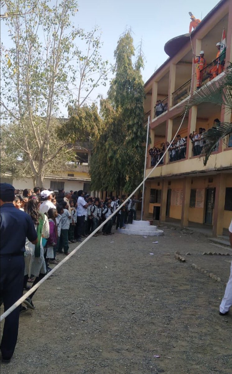 05NDRF's tweet photo. #amrit_mahotsav
#ndrf_India
5 NDRF team conducted #school_safety_program at Mahatma Phule Mahavidyalay Tehsil- Ahmedpur, Latur, Maharashtra. Program was attended by 847 students including the school staff. #DM_Kit was handed over to the school.
@ndmaindia @NDRFHQ @ANI @PIBMumbai https://t.co/CirwuUHfBH