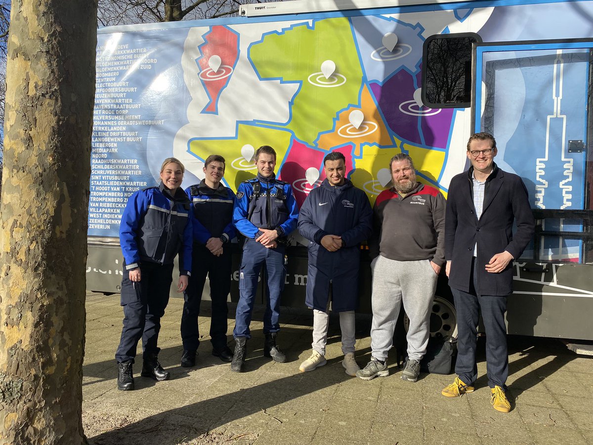 JW_Zuid_Issam's tweet photo. Vandaag met de @Buurtbus_035 op de Neuweg . We hadden bezoek van de handhaving en raadslid @JarnoD1. Goed gesprek gevoerd over de tragische steekpartij afgelopen vrijdag. Gelukkig was de jeugd wijs genoeg om te weten dat je niet stoer bent als je mes op zak hebt. @VersaWelzijn https://t.co/9DauKGPu5w