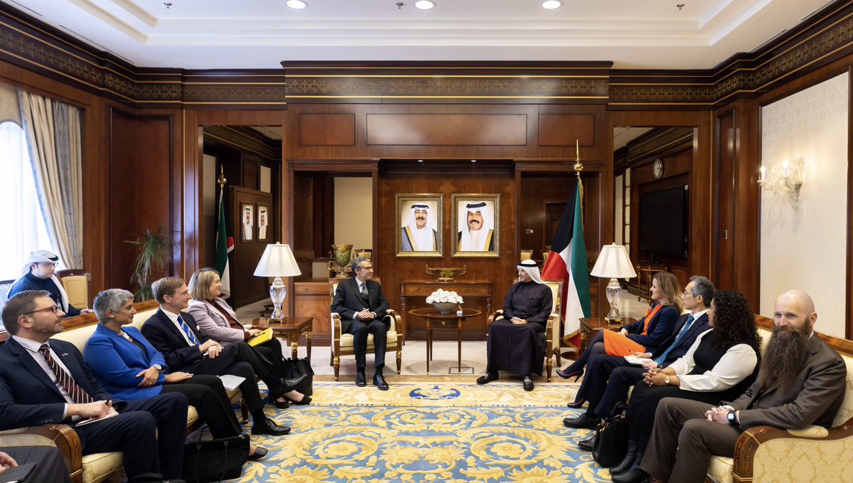 معالي الشيخ سالم عبدالله الجابر الصباح، وزير الخارجية، يلتقي مع رؤساء بعثات دول مجموعة الدول الصناعية السبع الـG7 وسفير استراليا لدى دولة الكويت.

الخبر كاملاً: mofa.gov.kw/ar/news-pm/202…