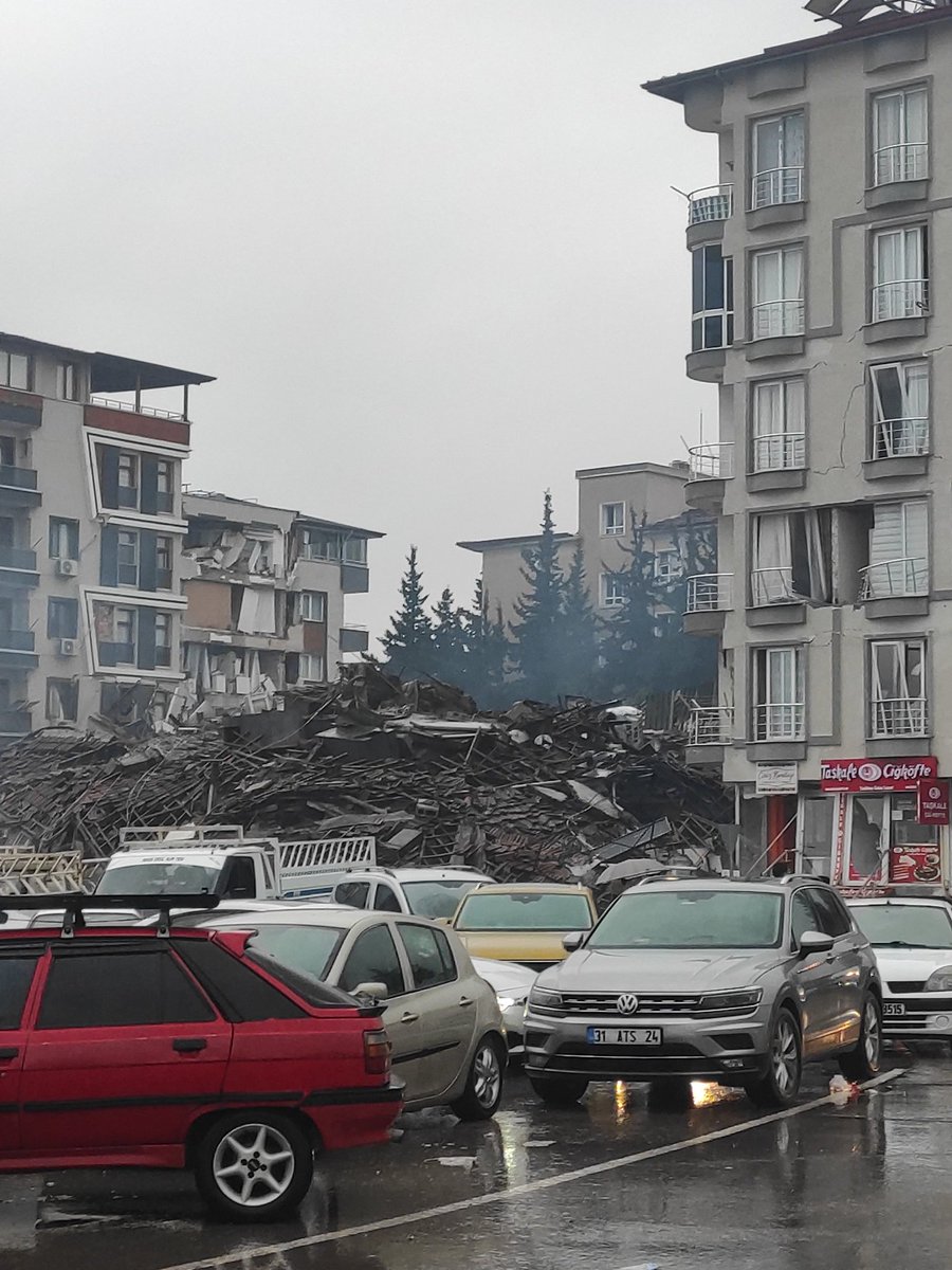 Meliscolak1905's tweet photo. Afaddd nerde yardimm yok nerde bu yardimmm insanlarimiz ölüyorrrr @AFADBaskanlik @AFADHatay #hataydeprem https://t.co/HwGKmINsuC