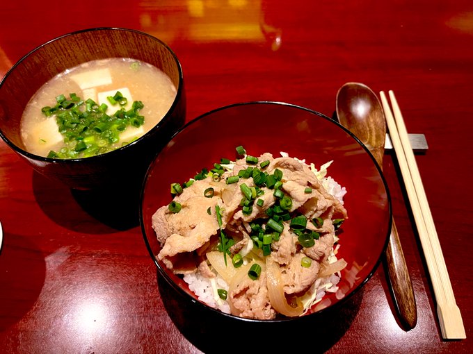 本日のお夕飯!
新橋ジャックローズさんにて。

緊縛講習でヘロヘロの体に味噌汁と生姜焼きの生姜が効きます😌
縄目の美しさを忘れないよう、自主練頑張りますー! 
