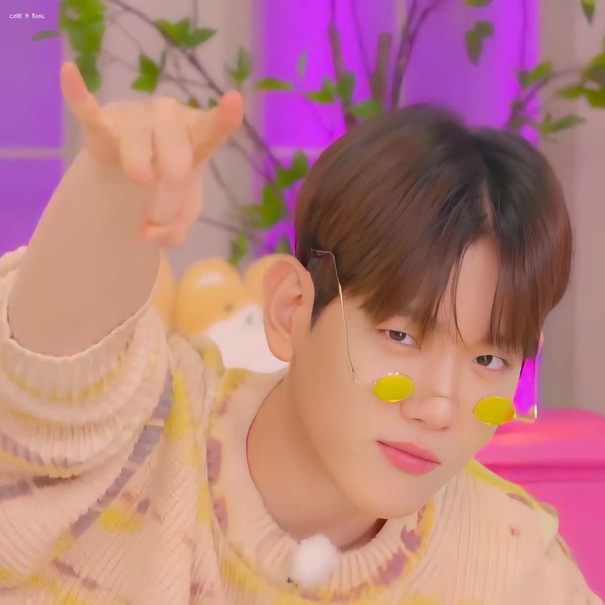 codeB5O6's tweet photo. baekhyun's different peace ✌🏻 

ㅡ a thread 🐶 https://t.co/0h6FJYzW2X