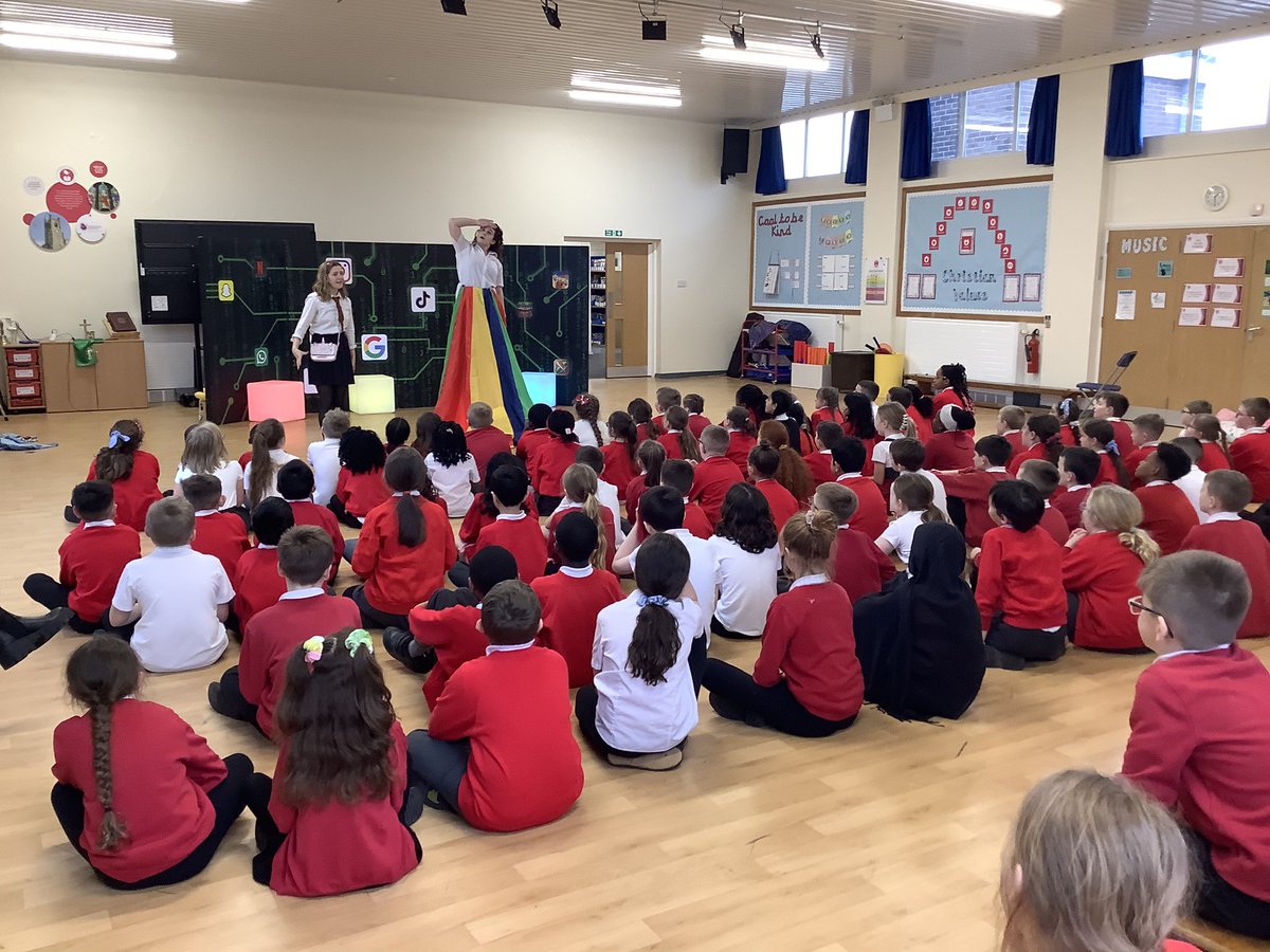 dove_shell_fed's tweet photo. KS2 enjoyed watching the twisted web performance that explored the dangers of popular apps and how to stay safe when using them.
Year 6 workshop discussed ways to stay safe online; looked at their own experiences and identified ways to ensure safety online is considered always. https://t.co/CfQGrY8iZn
