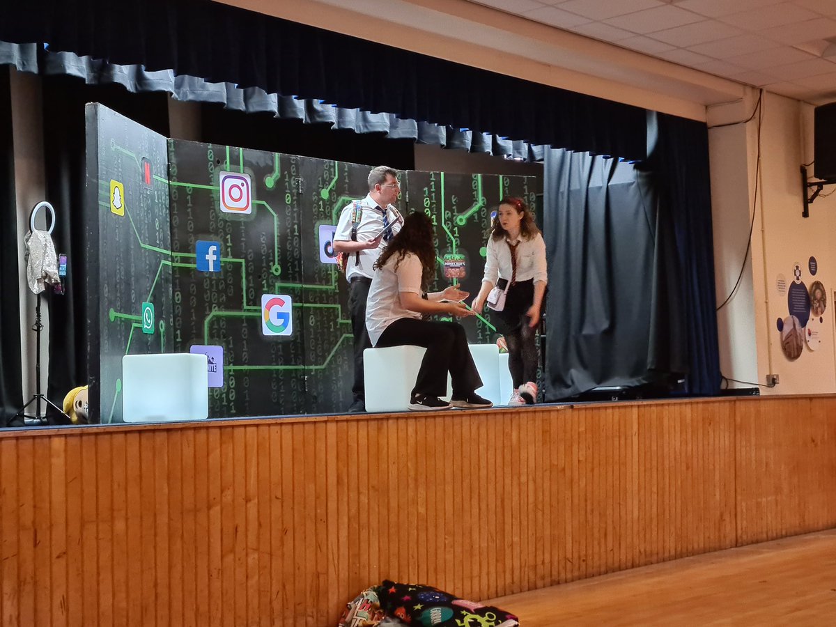 dove_shell_fed's tweet photo. KS2 enjoyed watching the twisted web performance that explored the dangers of popular apps and how to stay safe when using them.
Year 6 workshop discussed ways to stay safe online; looked at their own experiences and identified ways to ensure safety online is considered always. https://t.co/CfQGrY8iZn