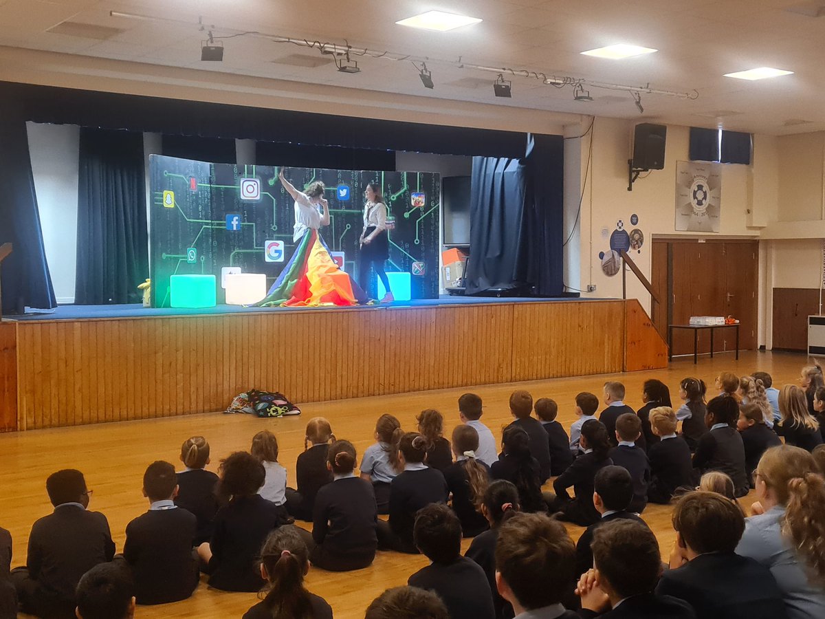 dove_shell_fed's tweet photo. KS2 enjoyed watching the twisted web performance that explored the dangers of popular apps and how to stay safe when using them.
Year 6 workshop discussed ways to stay safe online; looked at their own experiences and identified ways to ensure safety online is considered always. https://t.co/CfQGrY8iZn