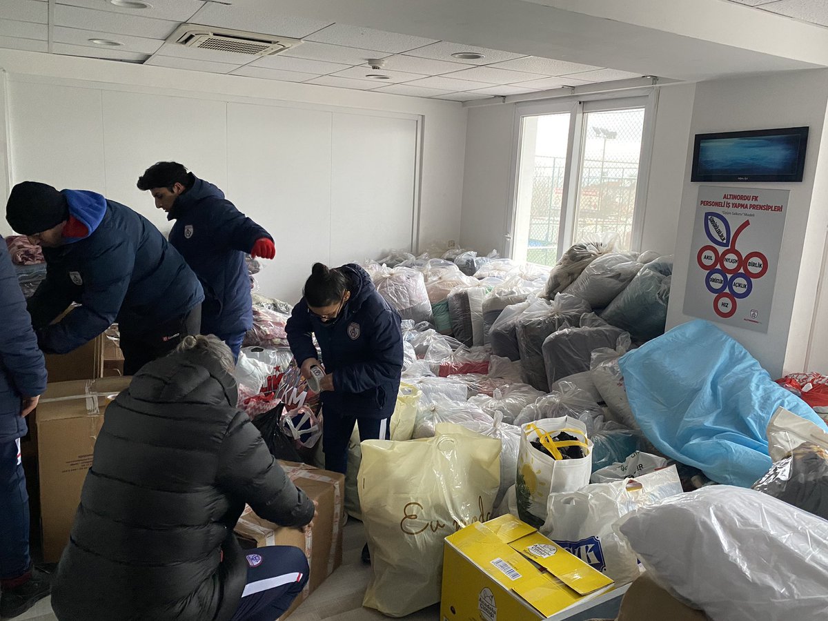 AltinorduFK's tweet photo. Depremzedelere ulaştırılmak üzere Sait Altınordu Tesislerimizdeki yardım merkezimize yardımlarınız ulaşmaya başladı. 

Teşekkürler İzmir! 🙏🏻 https://t.co/F1pxJ2tho4