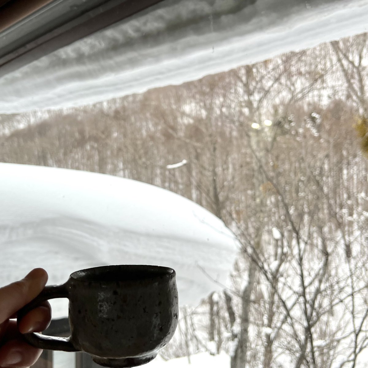naoko225kubonai's tweet photo. 雪の中の静かなカフェ☕️
屋根の雪庇模様を眺めながら
おいしく味わうcoffee😊
久しぶりゆっくりと流れる時間
#カフェ崖の上
#定山渓
#雪の中のカフェ
#jozankei
#おいしいコーヒー
#コーヒーいかがですか https://t.co/rihsdlVm17