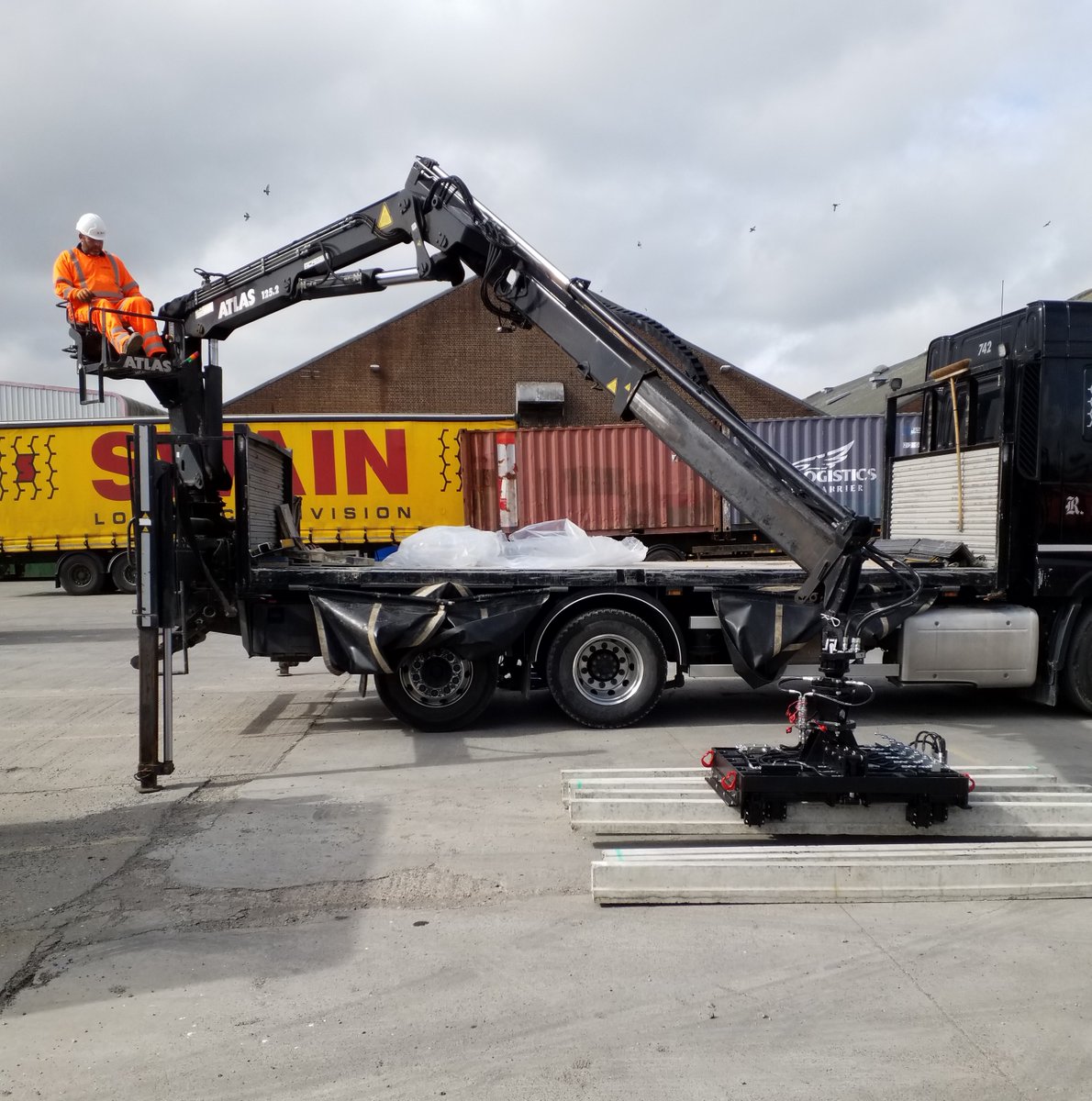 bbattachments's tweet photo. We are back at the UK Concrete Show in March! Come visit our team of friendly specialists on stand 48 offering years of industry knowledge and advice to help solve any material handling task.
#concrete #materialshandling #brick #block #forklift #precastconcrete #construction https://t.co/qRO1TTPUQW