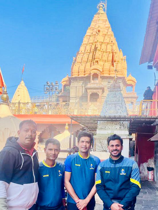 CabCricket's tweet photo. Bengal Head Coach #LRShukla, Bowling coach #SSPaul and Bengal Skipper #ManojTiwary visited the Mahakal temple Ujjain after their practice today.

#CAB https://t.co/juNCZzQLs5