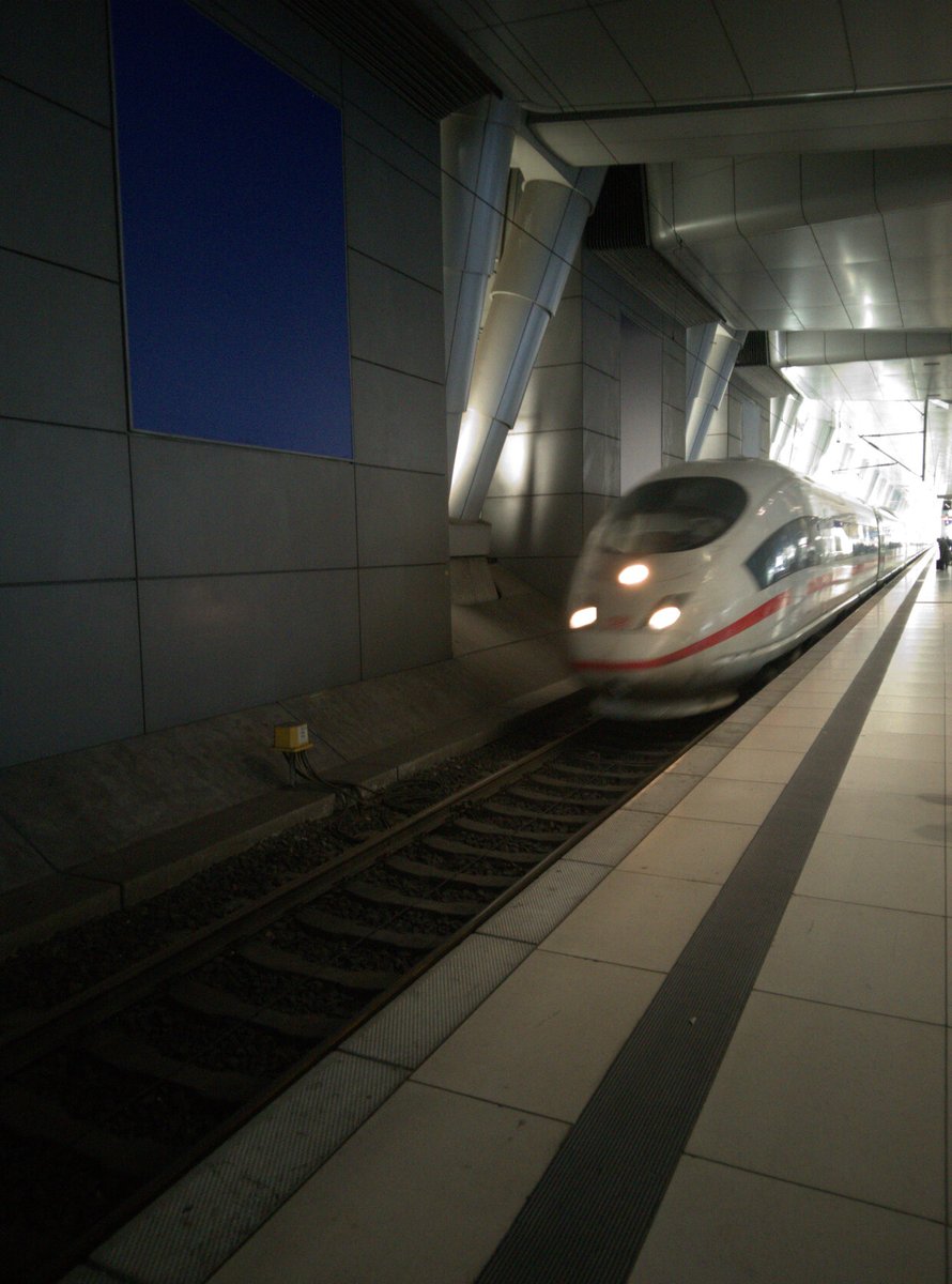 linmobblog's tweet photo. CW: FOSDEM travel
Just switched trains in Frankfurt #shotonlibrem5 https://t.co/ycFV505GIm