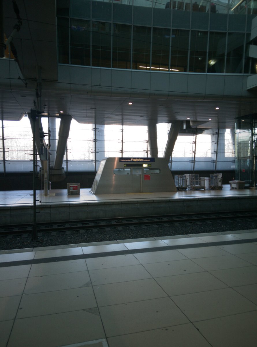 linmobblog's tweet photo. CW: FOSDEM travel
Just switched trains in Frankfurt #shotonlibrem5 https://t.co/ycFV505GIm