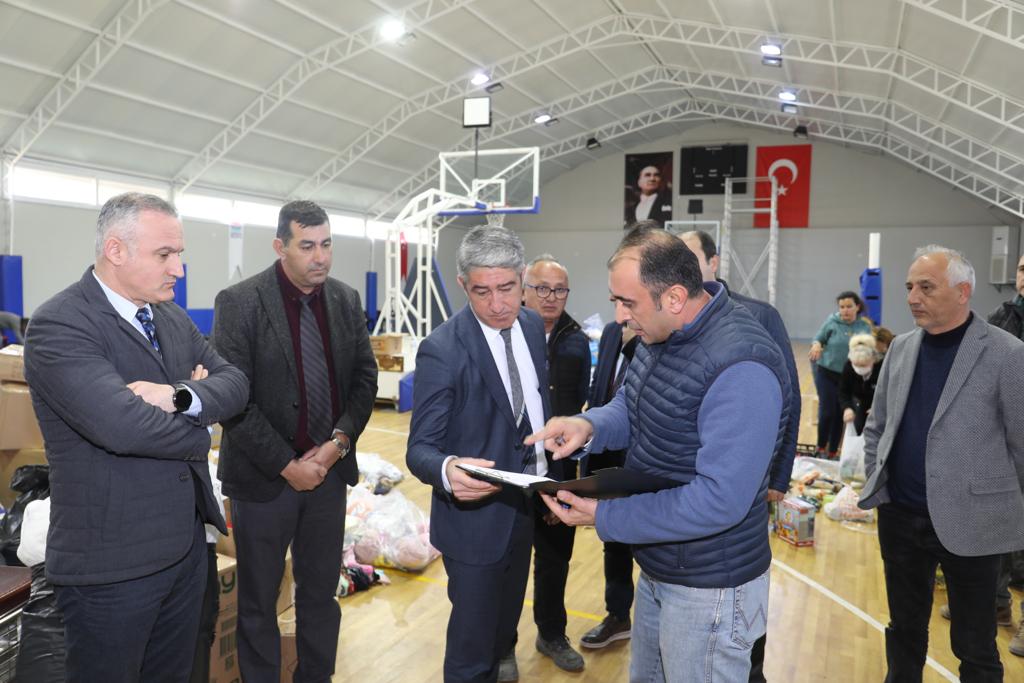 Aklımız, yüreğimiz deprem bölgesinde... 

Depremzedeler için Marmarisli hemşehrilerimizle birlikte hazırladığımız yardım tırı yola çıktı. Yardımlar AFAD ile koordineli olarak bölgeye ulaştırılacak.
Yaralarımızı hep beraber saracağız. Duyarlılık gösteren herkese teşekkür ediyoruz.