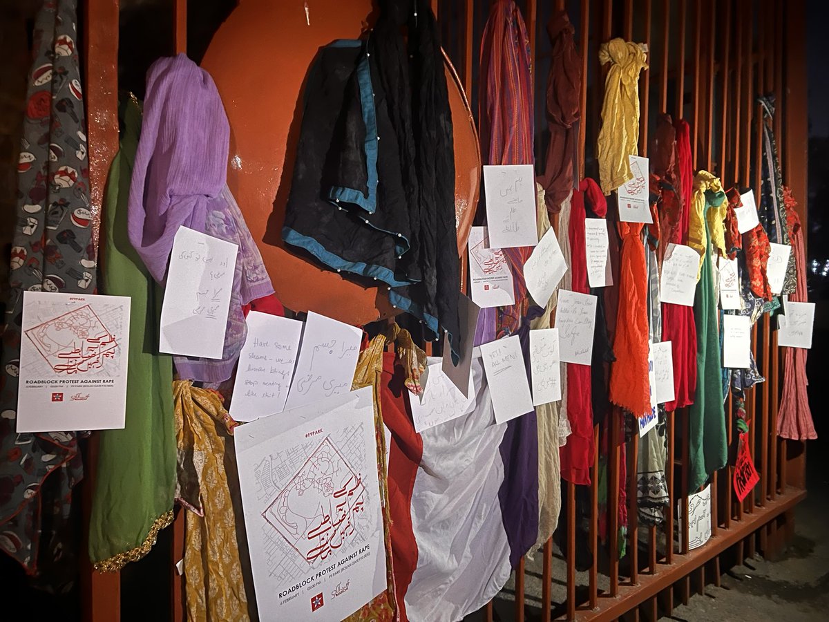 wdf_pk's tweet photo. Women hung their dopattas on the gates of the F-9 park today to protest against the growing sexual violence in the country. #F9Park https://t.co/8nKewsdVmX