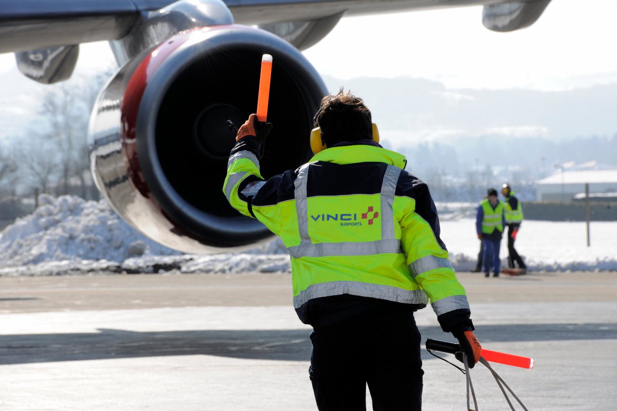 VINCIAirports's tweet photo. De décembre à avril, un demi-million de passagers sont accueillis par nos aéroports alpins. Pour garantir l'expérience passager, nous proposons chaque hiver plus de 550 emplois saisonniers dans ces aéroports et de nombreuses formations autour de la #PositiveMobility. https://t.co/ZiintmlMzZ