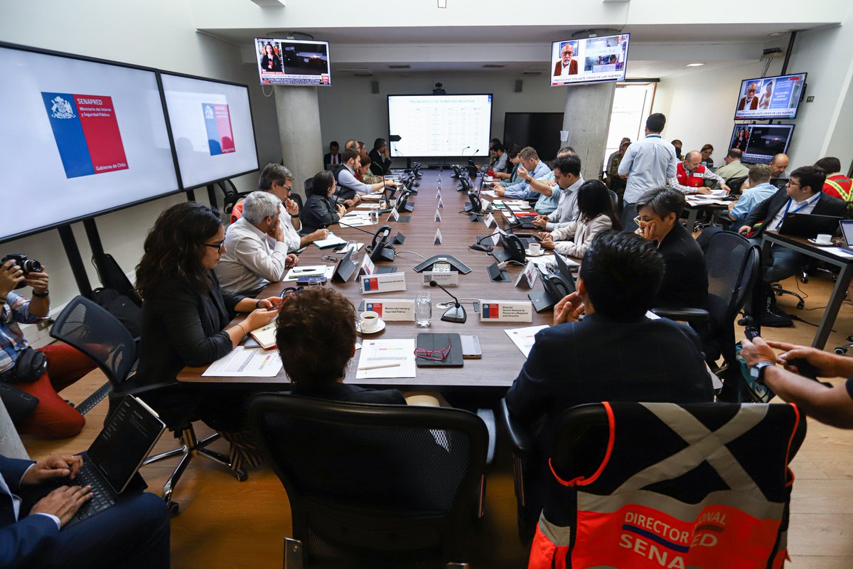 ministeriosalud's tweet image. 🔴 La ministra @ximenaguilera participa de un nuevo  Comité de Gestión del Riesgo de Desastres (COGRID) encabezado por la ministra @Carolina_Toha. Se continúa la coordinación y los equipos desplegados en las zonas afectadas para combatir la emergencia por #IncendiosForestales.