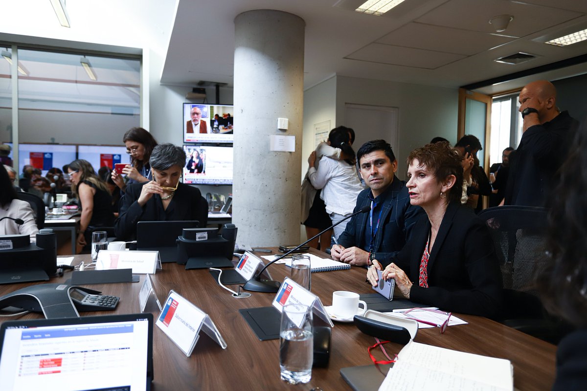 ministeriosalud's tweet image. 🔴 La ministra @ximenaguilera participa de un nuevo  Comité de Gestión del Riesgo de Desastres (COGRID) encabezado por la ministra @Carolina_Toha. Se continúa la coordinación y los equipos desplegados en las zonas afectadas para combatir la emergencia por #IncendiosForestales.