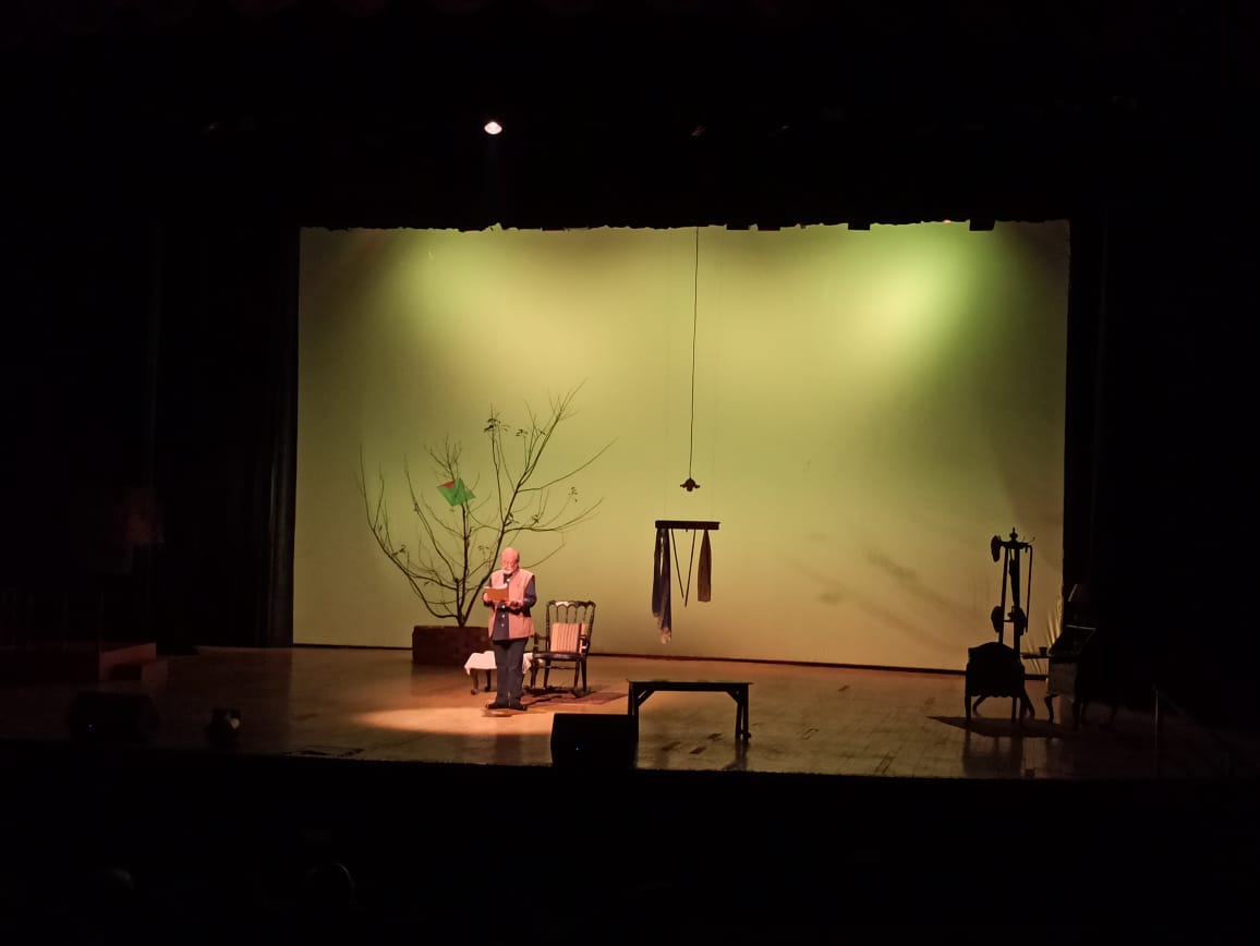 TataSteelBLM's tweet photo. Shots from Pankaj Kapur's solo-act 'Dopehari'. 
A solo-act written and enacted by Pankaj kapur, Produced by Supriya Pathak Kapur.
Venue: Rail Auditorium.
.
#bbsrlitmeet #Bhubaneswar #festival #author #literature #itsgottobelit #literaturelover #actor #theatre #play #soloact https://t.co/BPxIChiK8j