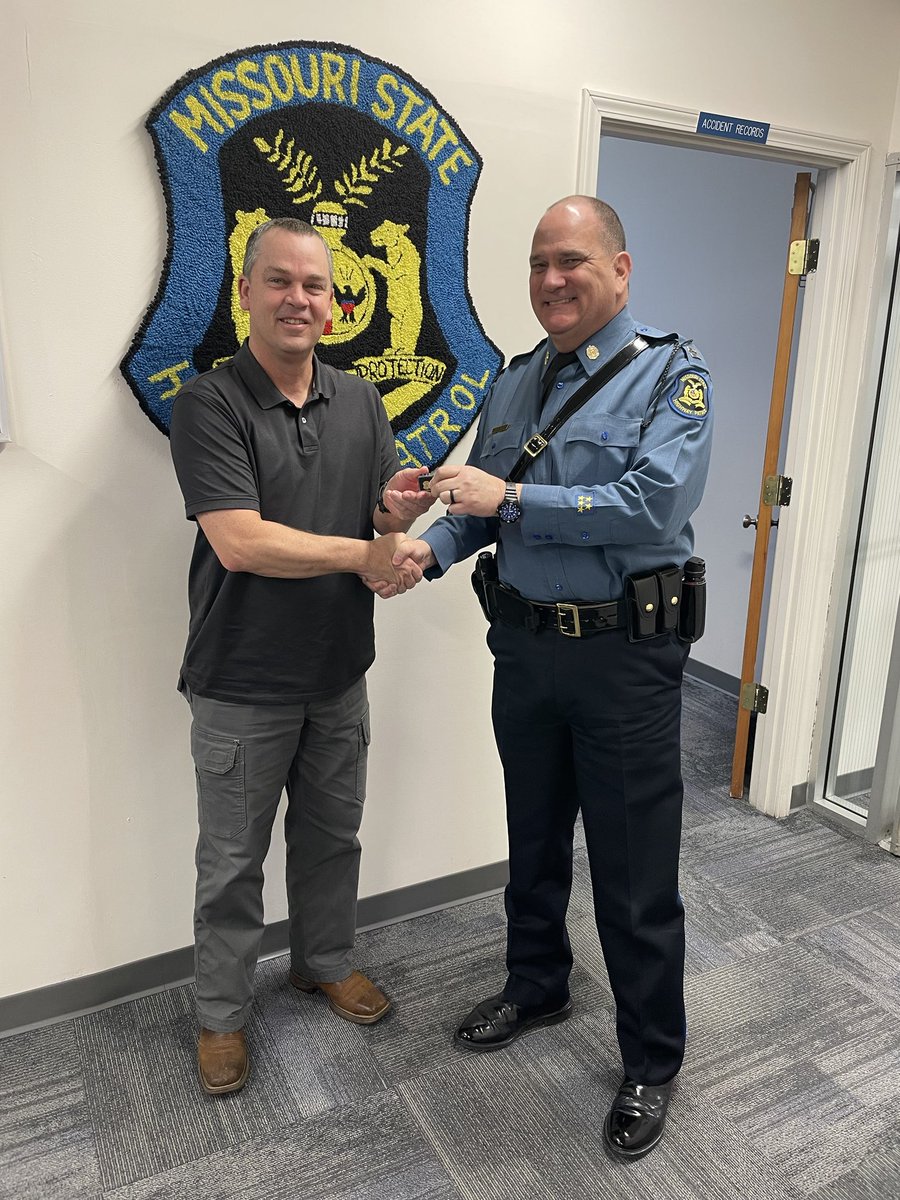 MSHPTrooperE's tweet photo. Captain Gregory presented Corporal Corey Tucker with his 25 year service pin. Thank you Corey for your service and dedication. #BeMore #BeATrooper #Service https://t.co/AAf1NslZTs