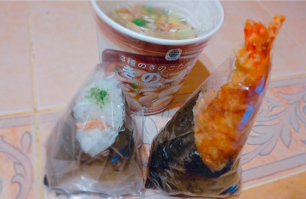 「帰りのトッキョで誘惑に負けて買ってしまったのだ 」|悠のイラスト