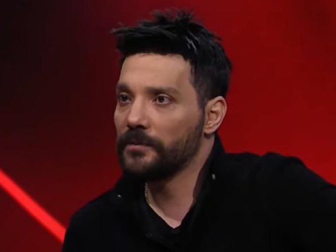 Oğuzhan Uğur: “Aniden battaniye ve yardım malzemesi fiyatları uçuşa geçti. Yalnızca çöken binalarla değil, çöken ahlakla da savaşacağız sanırım.”