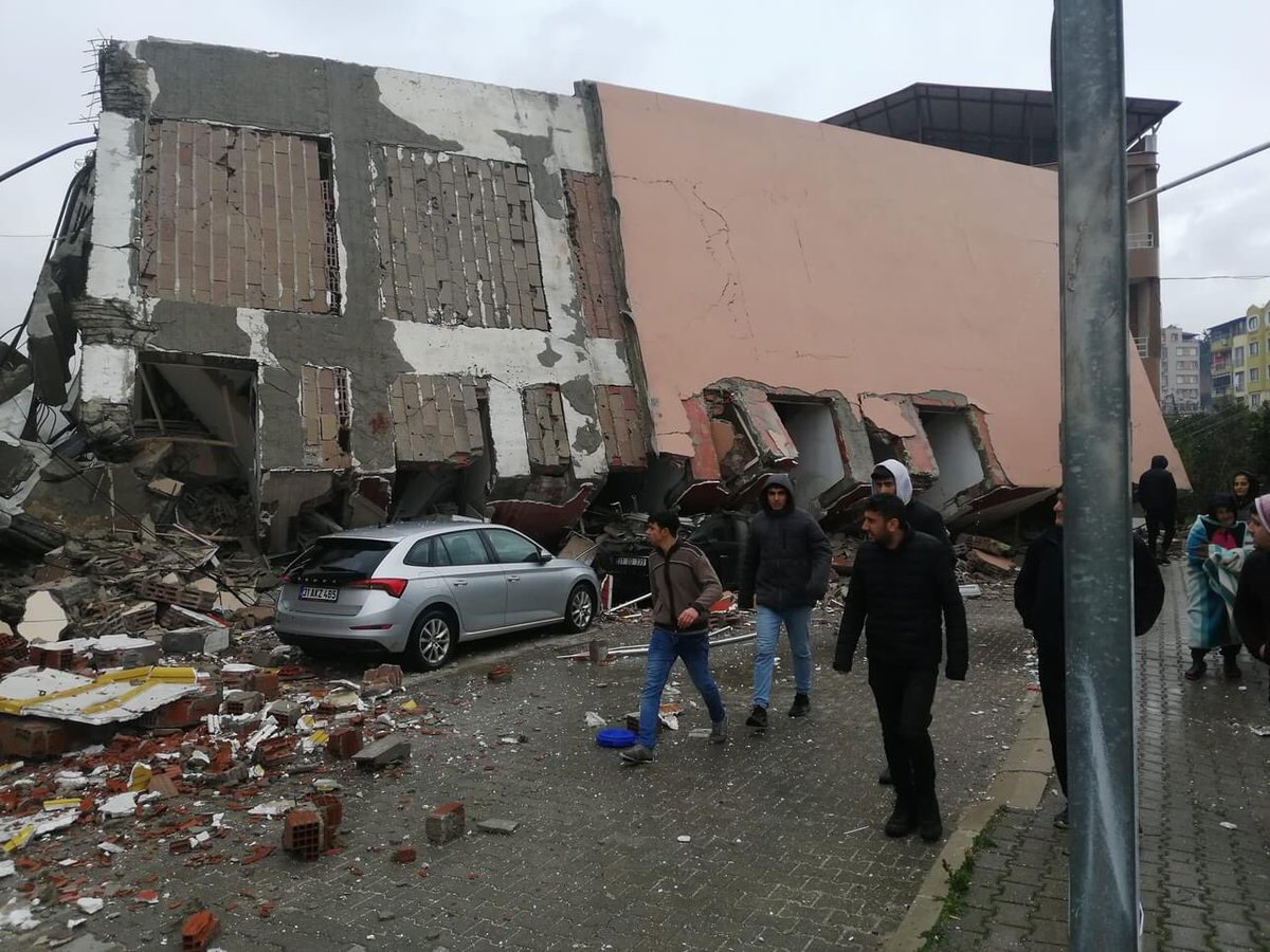 AvarBanu's tweet photo. Samandağ yardım bekliyor… İskenderun yardım bekliyor… Adıyaman’ın Belli mahallelerine genüz yardım ulaşmadığı bildiriliyor https://t.co/wWaPxt2NOf