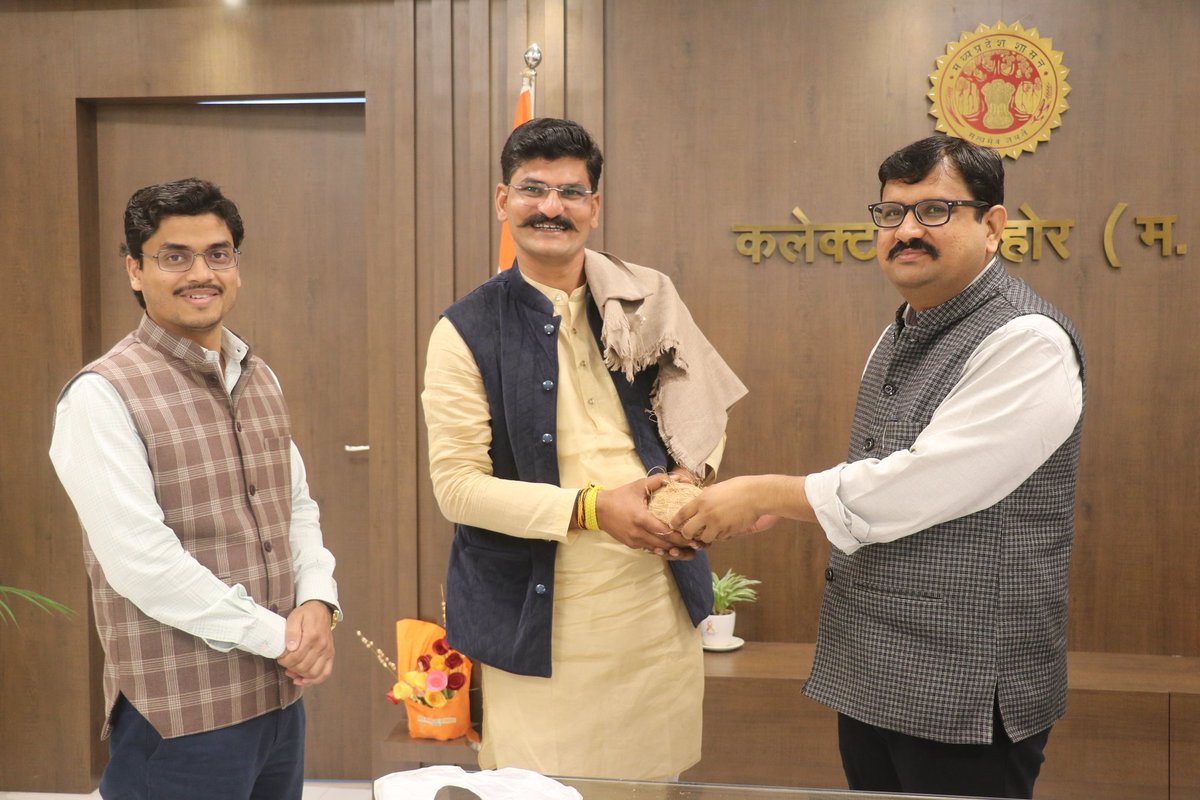 CollectorSehore's tweet photo. कलेक्टर श्री प्रवीण सिंह ने आष्टा जनपद की ग्राम पंचायत मोलूखेड़ी के सरपंच श्री शैलेन्द्र पटेल को शाल एवं श्रीफल भेंटकर सम्मानित किया। उल्लेखनीय है कि सरपंच श्री पटेल ने बीते दिनों पंचायत अंतर्गत प्रतिमाह जन्म लेने वाली बेटी को अपने मानदेय से प्रतिमाह 1100 रूपए देने की घोषणा की। https://t.co/kWN8QfgtDi
