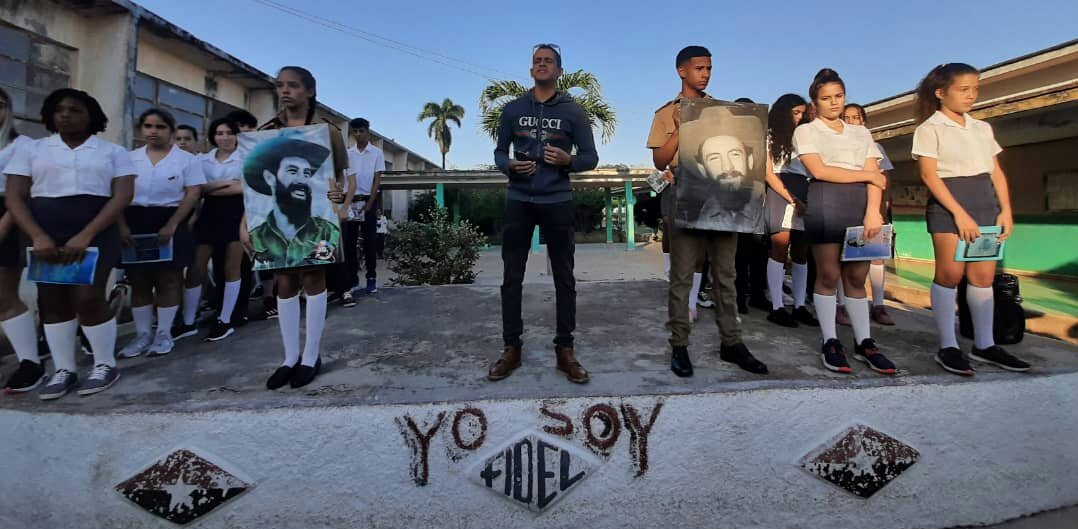 ComunicDMEColon's tweet photo. Camilo Cienfuegos Gorriarán, el Comandante del Pueblo, el Señor de la Vanguardia, Héroe de Yaguajay, el Héroe del Sombrero Alón. Los centros educacionales #ColonEnVictoria rinden homenaje a #CamiloVive en el  91 Aniversario de su natalicio  @comunicadoramtz @SuselyMorfaG https://t.co/Q5Ry87WFz1