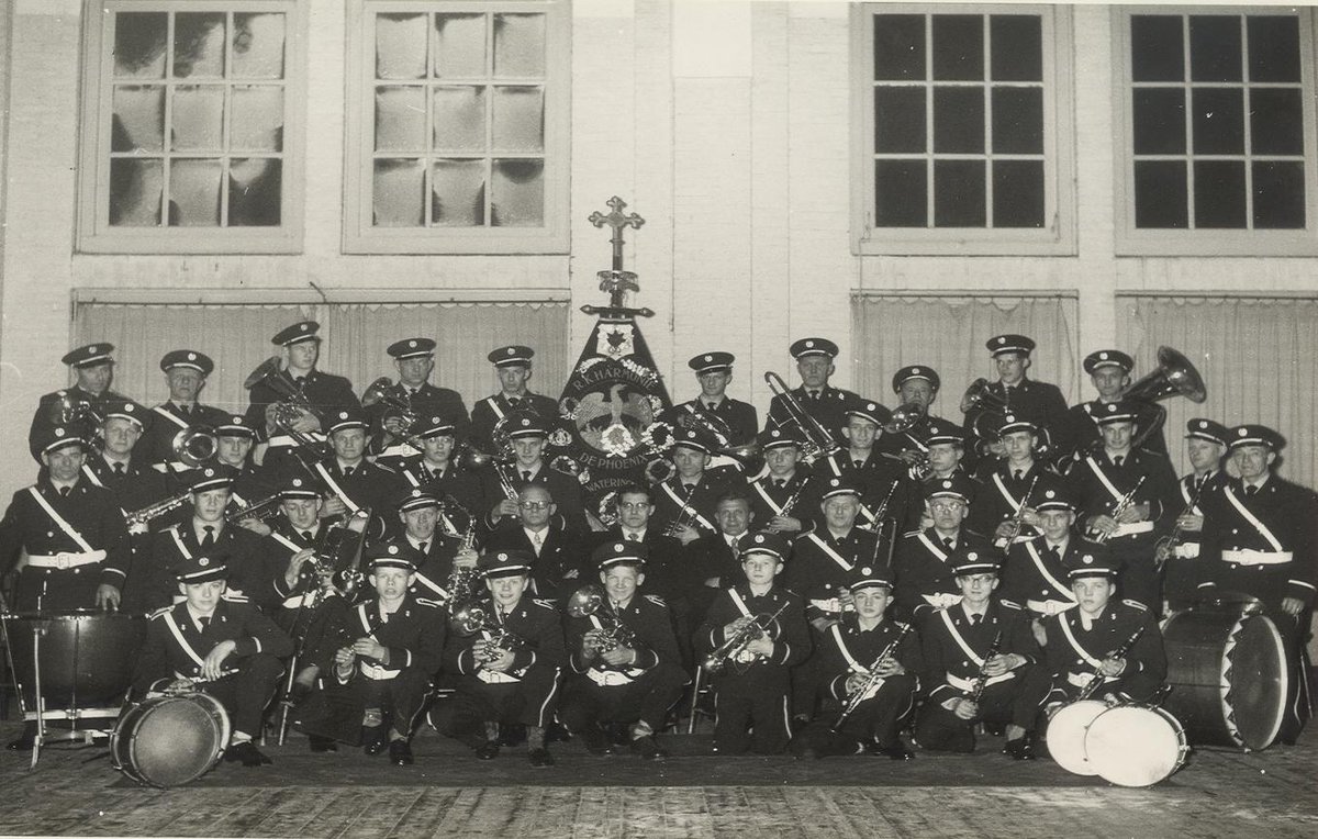 Historisch café met 100-jarige Phoenix. Foto's uit de rijke geschiedenis van <a href="/PhoenixMuziek/">Phoenix Wateringen</a>.
De Vang, do 16 februari 2023, zaal open 19.30 uur, toegang en koffie gratis. Komt allen! #Wateringen #muziek #harmonie #orkest #eeuwfeest
Meer informatie op: fb.me/e/1WAGhrgWu
