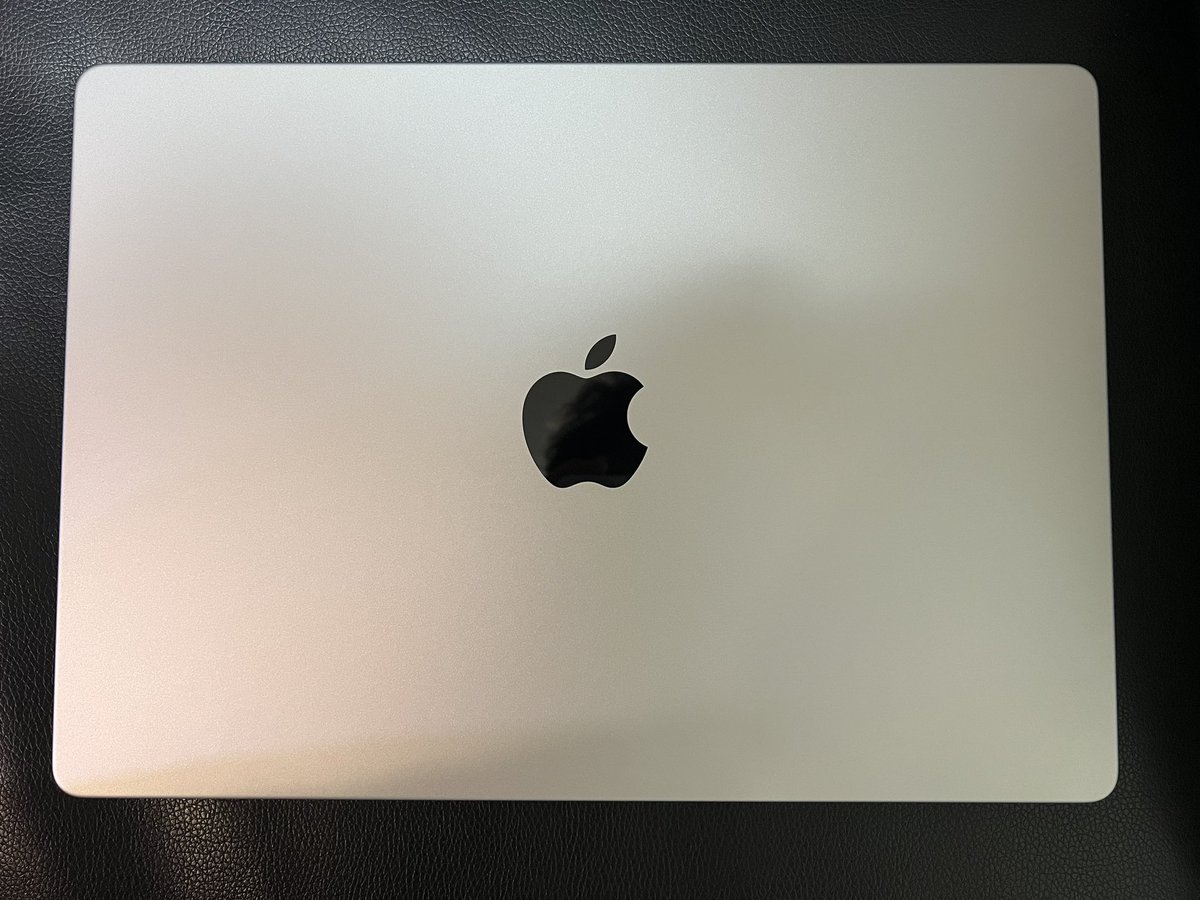 ryouma0224's tweet image. 遂に来ましたー🍎💻
MacBook Pro M2 Pro 14インチ シルバー
10コア/32GB/2TB
動画編集用にメモリとストレージだけ盛りました✌️
それにしても高ぇなぁ😂
⁡
#MacBookPro #MacBookPro2023 #macbookm2pro  #apple  #動画編集  #動画編集初心者