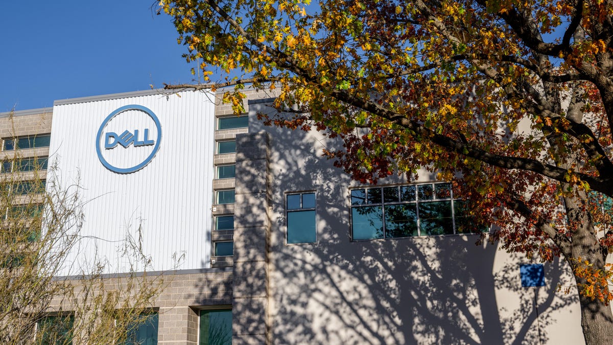 Gizmodo's tweet photo. Dell Cuts 6,600 Jobs as PC Sales Drop https://t.co/SqOnzTfA77 https://t.co/9MJqGRyfy9