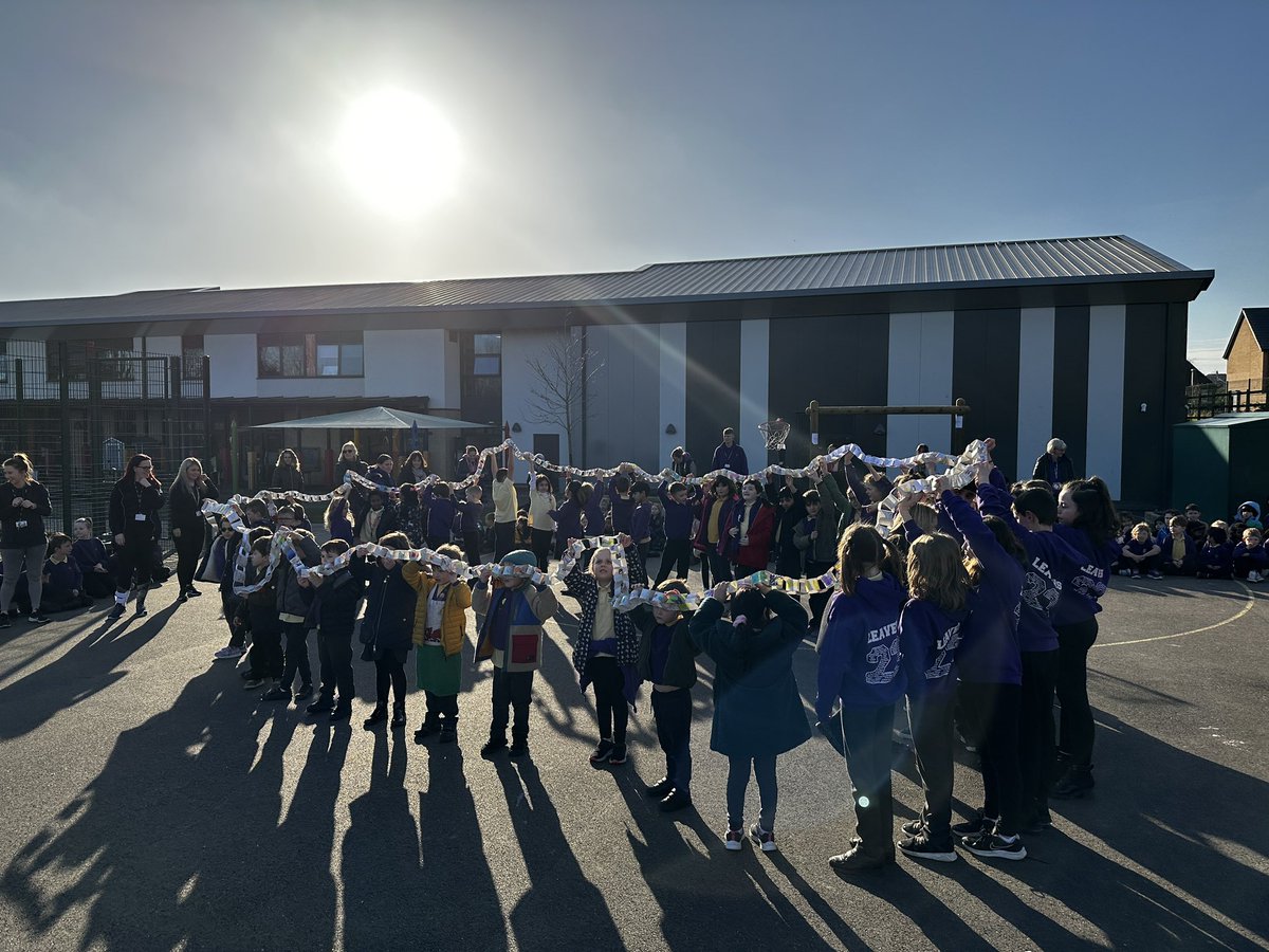 HowardianPS's tweet image. What a great start to Children’s Mental Health week. The whole school ‘connected’ through paper chains. #ChildrensMentalHealthWeek #CMHWTasking