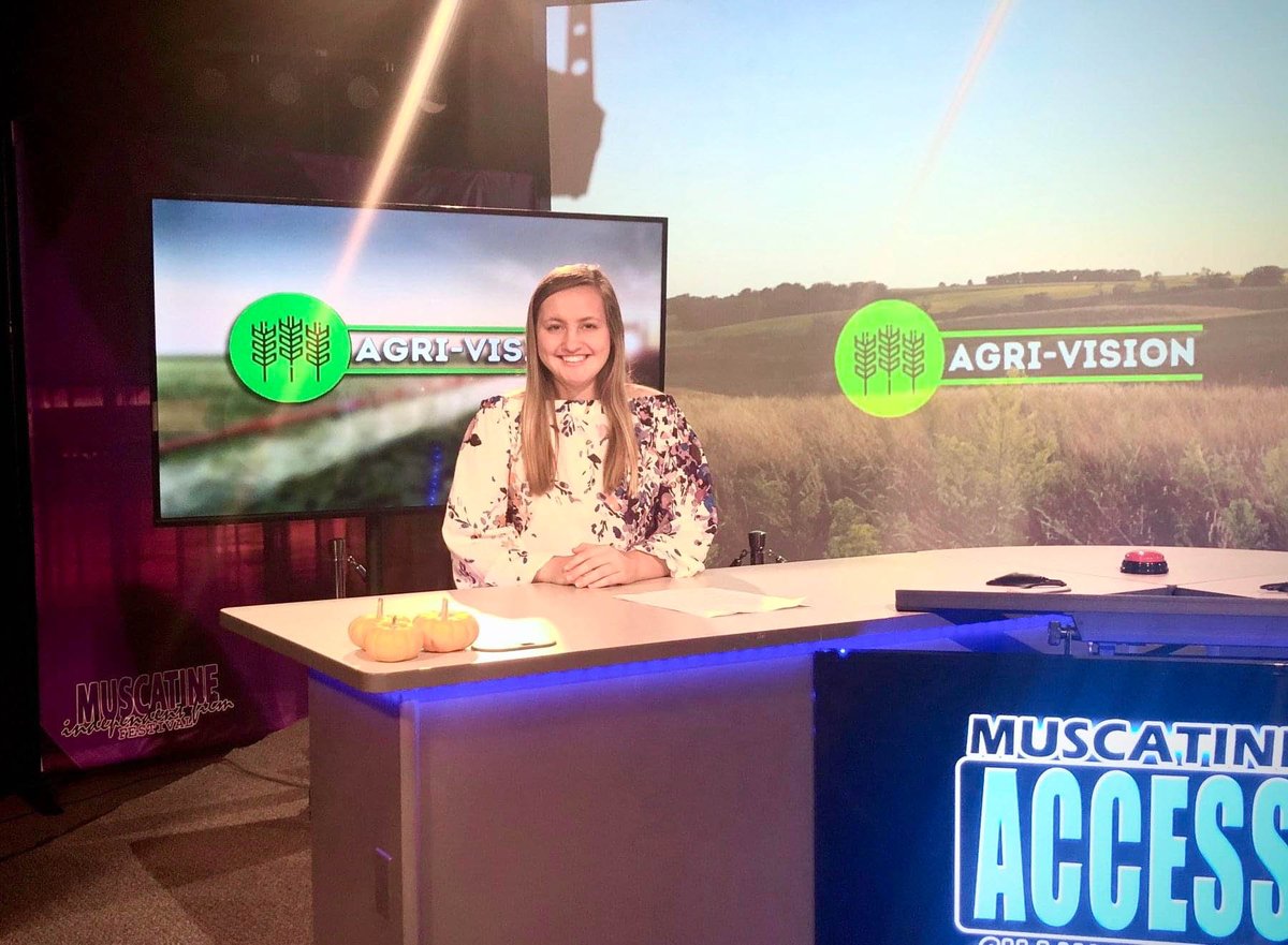 IowaSoybeans's tweet photo. The 2023 Rising Star Award is presented to Kesley Holdgrafer of Bryant.

Kesley continues to be an advocate for the #soybean industry through her active involvement in several ag organizations and media outlets while also attending Iowa State University. https://t.co/eHSB7RS9Lx