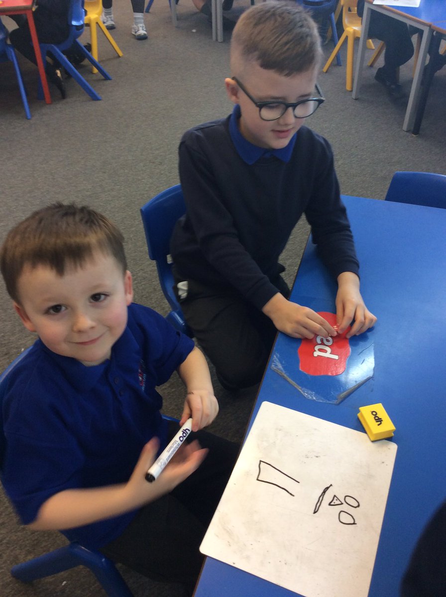 MissByrneSTM's tweet image. Computing lesson 2. Using algorithms to draw with a partner #STMComputing